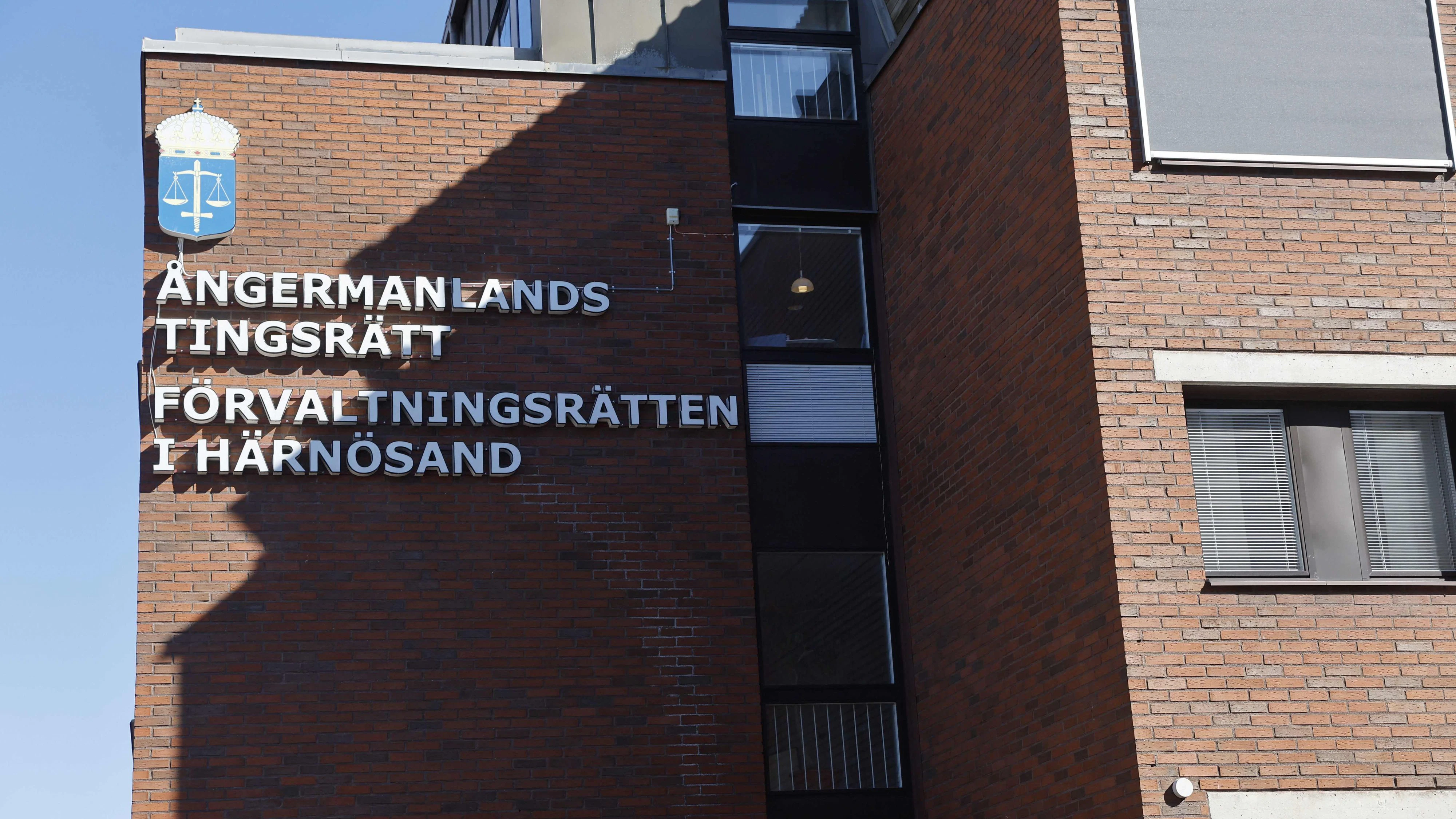 In diesem Gebäude findet der Prozess statt. 