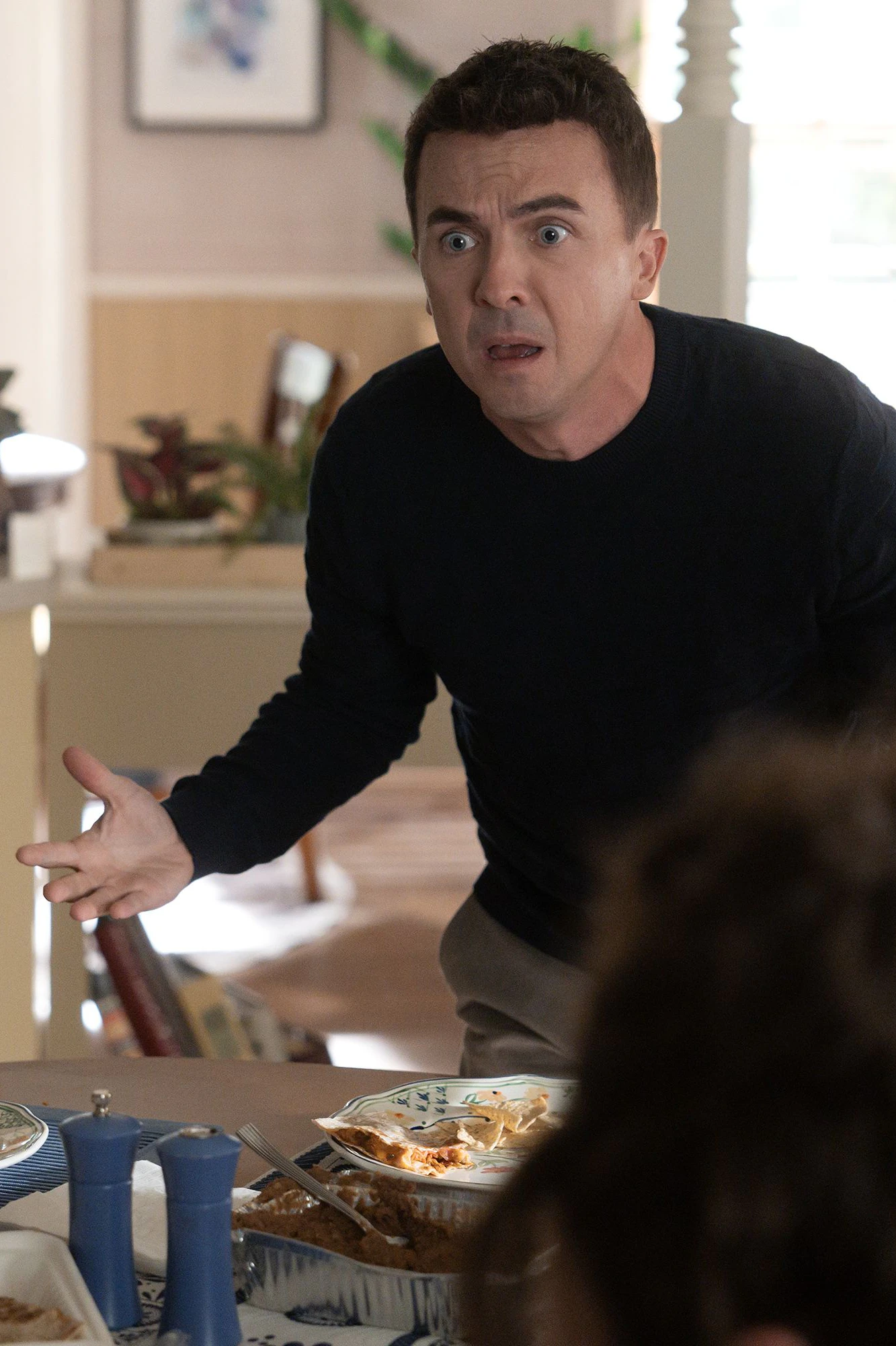 Malcom (Frankie Muniz) ist mittlerweile erwachsen und erfolgreich, ansehen tut man ihm beides nicht: "Malcolm mittendrin: Unfair wie immer" läuft auf Disney+