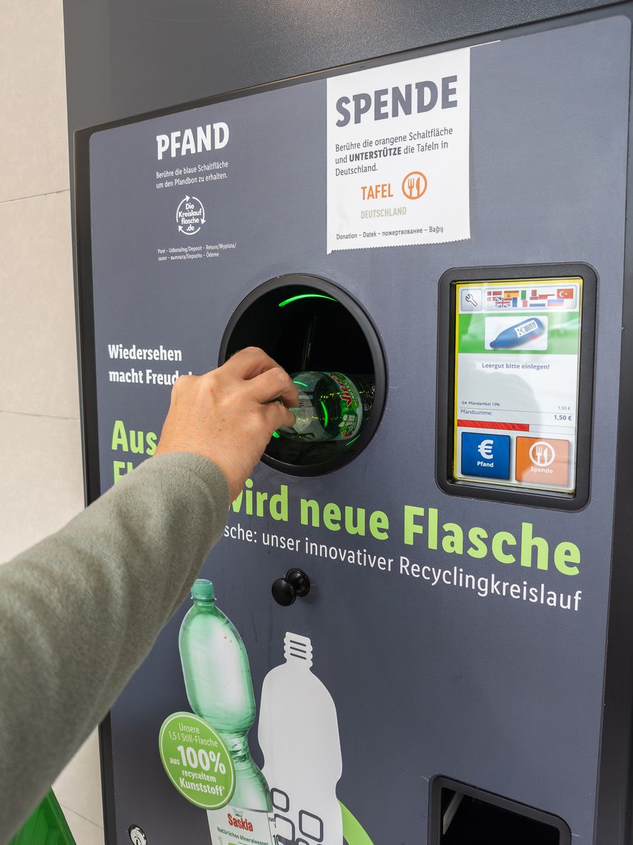 Der Mann gab die Pfandflaschen ein zweites Mal in den Automaten. (Symbolbild)