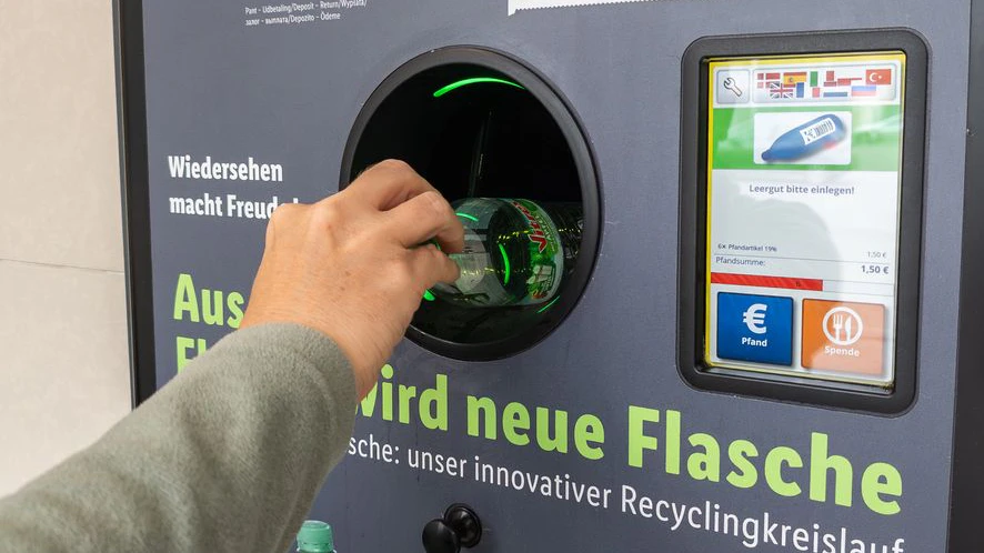 Der Mann gab die Pfandflaschen ein zweites Mal in den Automaten. (Symbolbild)