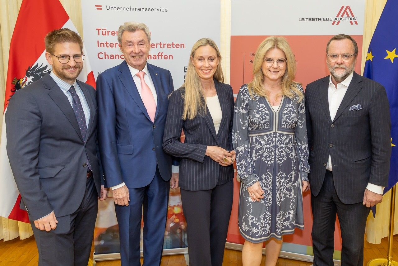 Vertreter aus Wirtschaft und Politik bei einem Treffen im Außenministerium.