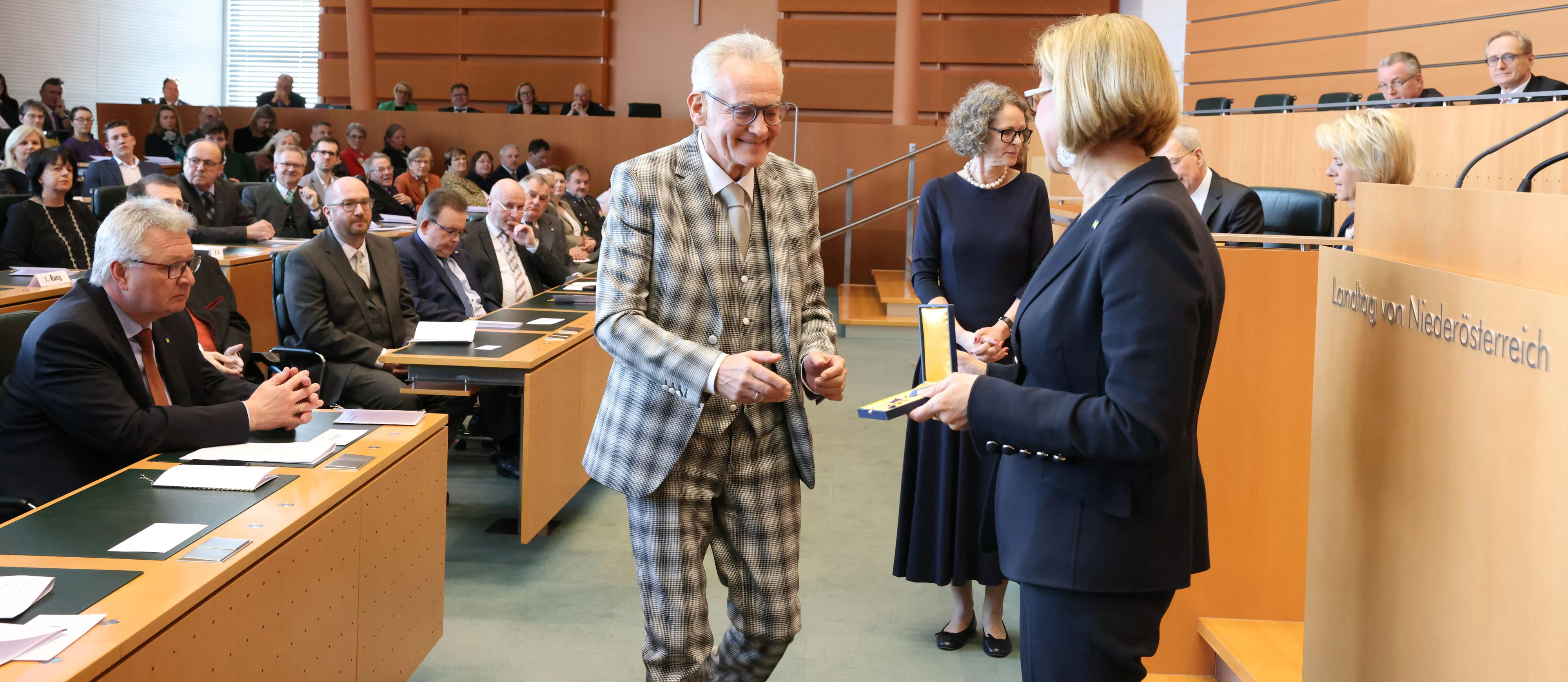 Für den Pyjama müsste ich ihnen das Goldene Verdienstzeichen für das Land Niederösterreich eigentlich wieder wegnehmen, Herr Mucha ...