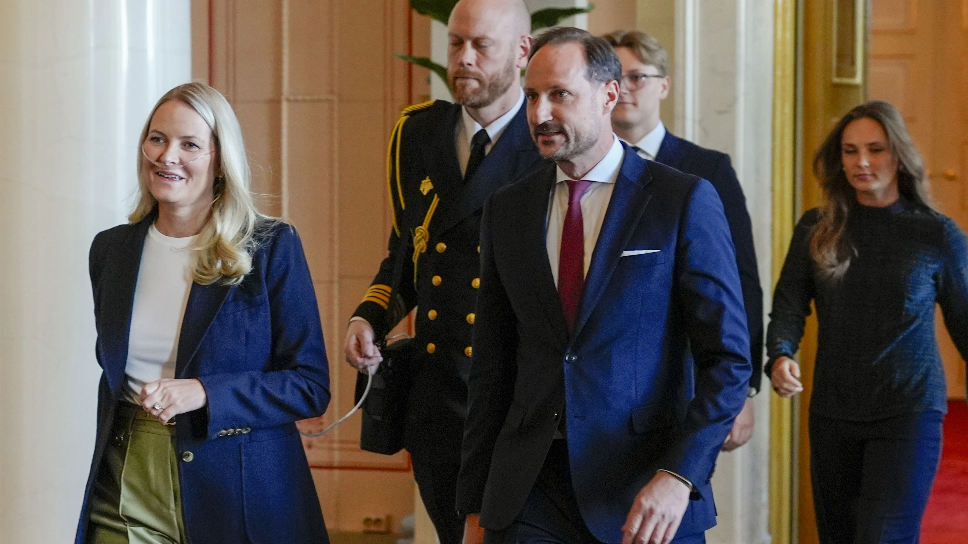 Ein Palastangestellter trug das Sauerstoffgerät für Mette-Marit.