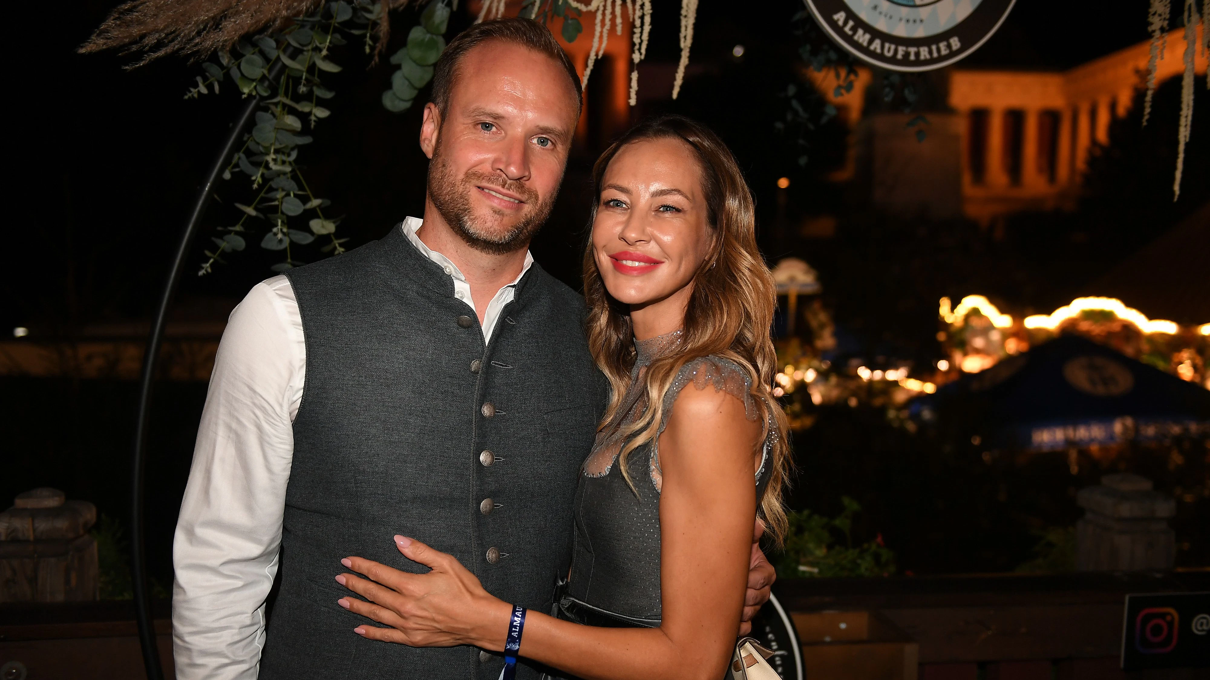 Nach der ersten Trennug zeigten sich Alessandra Meyer-Wölden und Alexander Müller gemeinsam auf dem Oktoberfest 2025.