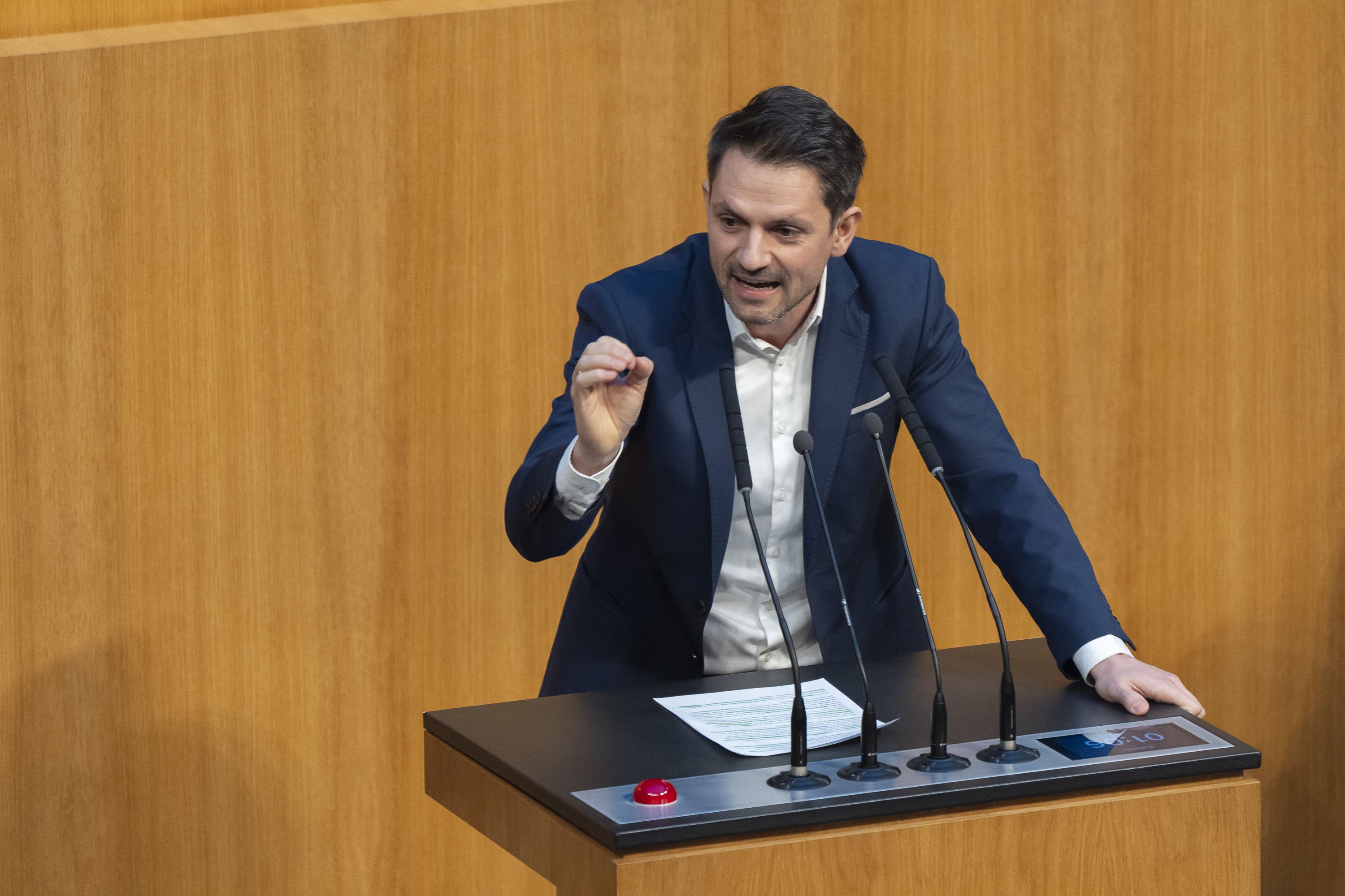 Grünen Budgetsprecher Jakob schwarz übt Kritik an der geplanten Milliarden-Einsparung in den Ministerien.