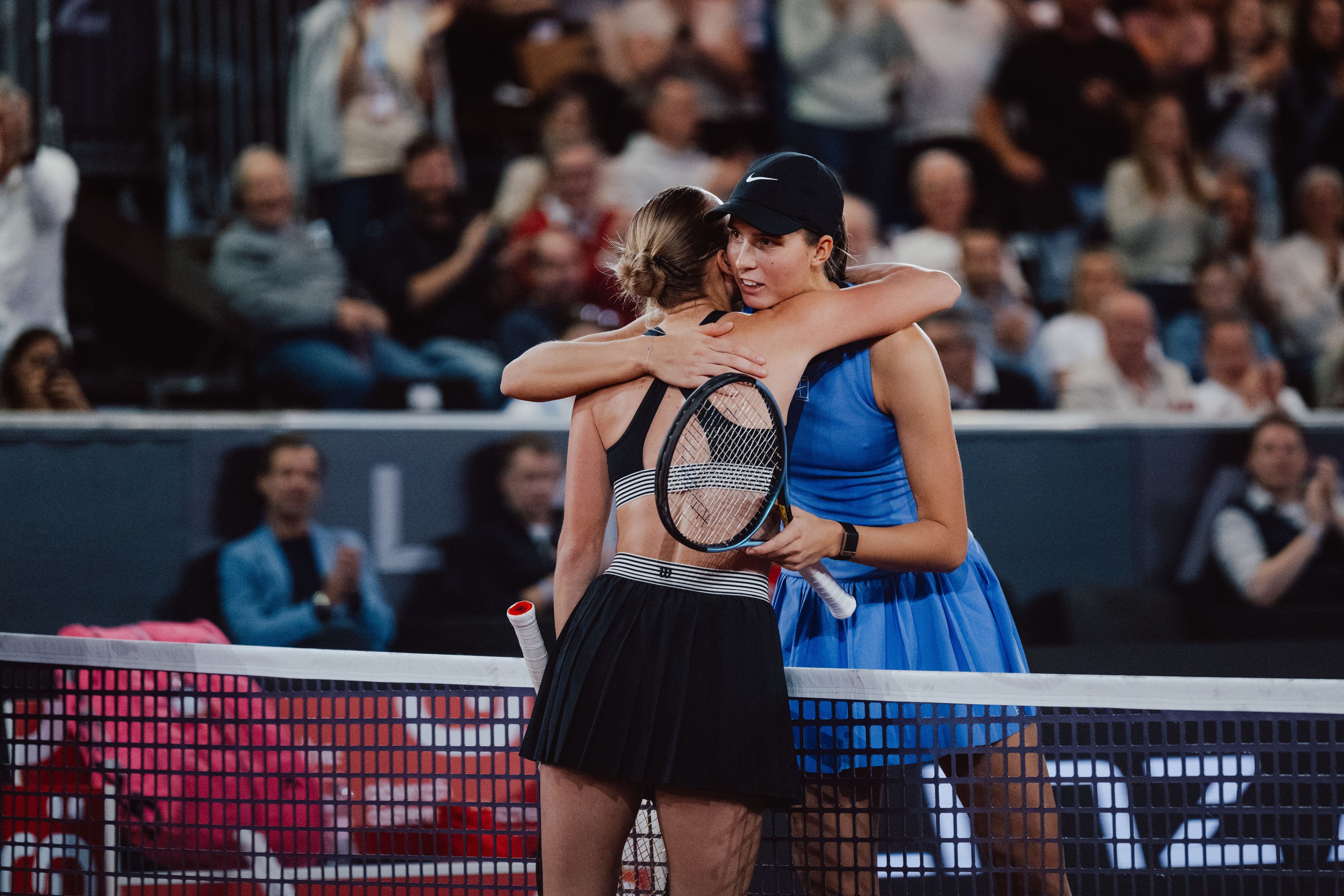 Anastasia Potapova und Lilli Tagger herzen sich nach dem Duell im Linz-Viertelfinale. 