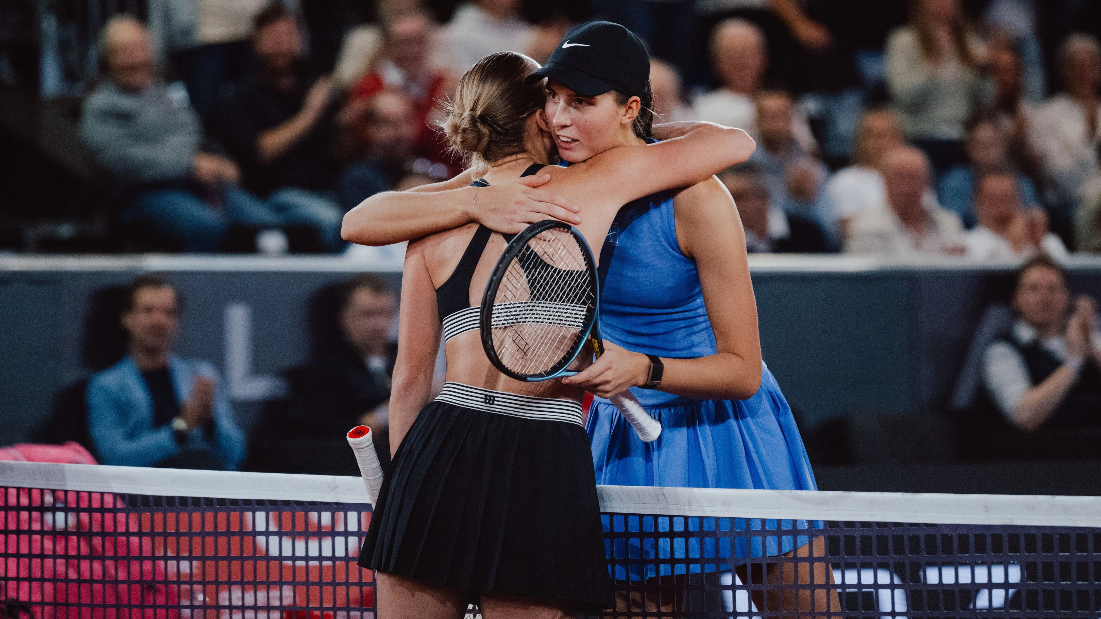 Anastasia Potapova und Lilli Tagger herzen sich nach dem Duell im Linz-Viertelfinale. 