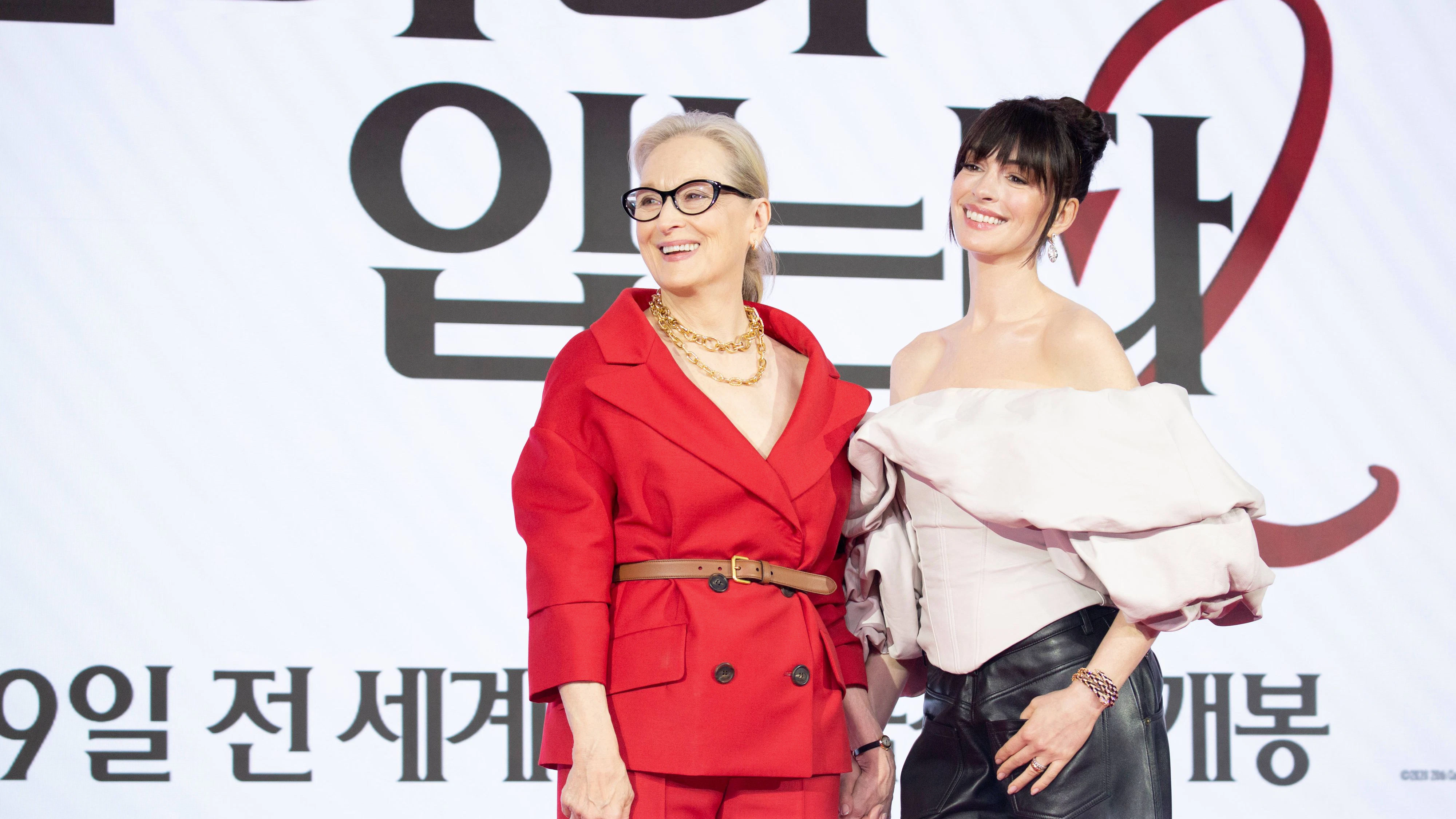 Meryl Streep und Anne Hathaway, 8. April 2026: Die Schauspielerinnen Meryl Streep (links) und Anne Hathaway bei einer Pressekonferenz zur Komödie „Der Teufel trägt Prada 2“ in Seoul, Südkorea. 