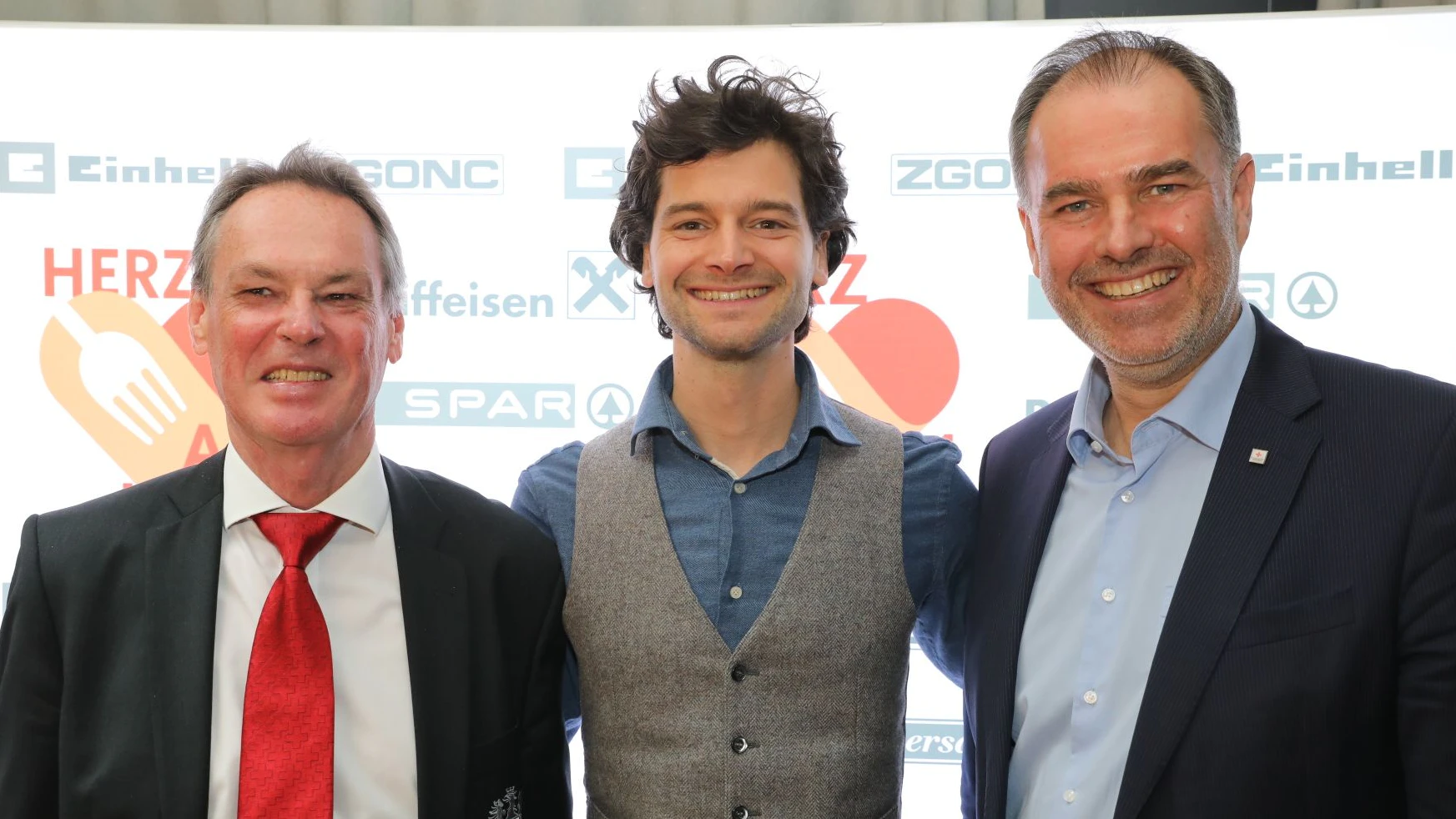 Wien (Rotes Kreuz), 10. April.2026 : Bei „Herz am Herd“ zeigen 18 Spitzenköch:innen, dass Menschlichkeit durch den Magen geht. In einer bundesweiten Cooking-Roadshow kochen die Hauben- und Sterneköch:innen Parvin Razavi, Paul Ivic, Theresia Palmetzhofer, Josef Floh, Melanie und Jürgen Csencsits, Jaimy Reisinger, Philipp Dyczek, Elisabeth Grabmer, Philip Rachinger, Paula Bründl, Vitus Winkler, Patricia Kaspar, Hubert Wallner, Lisa Morent und Hannes Nuding für Menschen in Not ein herzhaftes Erdäpfelgulasch bei acht Ausgabestellen der Team Österreich Tafel, einem Gemeinschaftsprojekt des Österreichischen Roten Kreuzes und Hitradio Ö3. Die Team Österreich Tafel unterstützt seit 2010 an mittlerweile 127 Standorten einkommensschwache Menschen mit kostenfreien Lebensmitteln. In Österreich sind 1,53 Millionen Menschen armuts- oder ausgrenzungsgefährdet, 336.000 leben in absoluter Armut. Für sie ist die Versorgung mit leistbaren Lebensmitteln keine Selbstverständlichkeit, Restaurantbesuche unerschwinglich.       Beim offiziellen Kick-off-Event am 10. April 2026 in Wien kredenzen die iranische Starköchin Parvin Razavi und Michelin-Sternekoch Paul Ivic ihre Interpretation des Erdäpfelgulaschs Prominenten wie Komödiant und Autor Rudi Roubinek, Schauspieler Gregor Seberg, Opernsänger Clemens Unterreiner, Astrid Steharnig-Staudinger (CEO Österreich Werbung), Christine Marek (Rotkreuz-Konsulin), Hans Reisch (Vorstandsvorsitzender Spar Österreich) uvm. Mit Toni Mörwald, Jaimy Reisinger und Lisa Morent werden weitere Star-Köch:innen anwesend sein. 