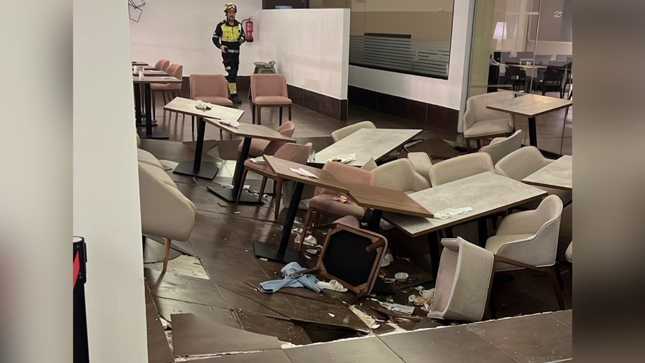 Plötzlich brach der Boden des Speisesaals des Hotel Zafiro Rey Don Jaime auf Mallorca unter den Füßen der Gäste ein.