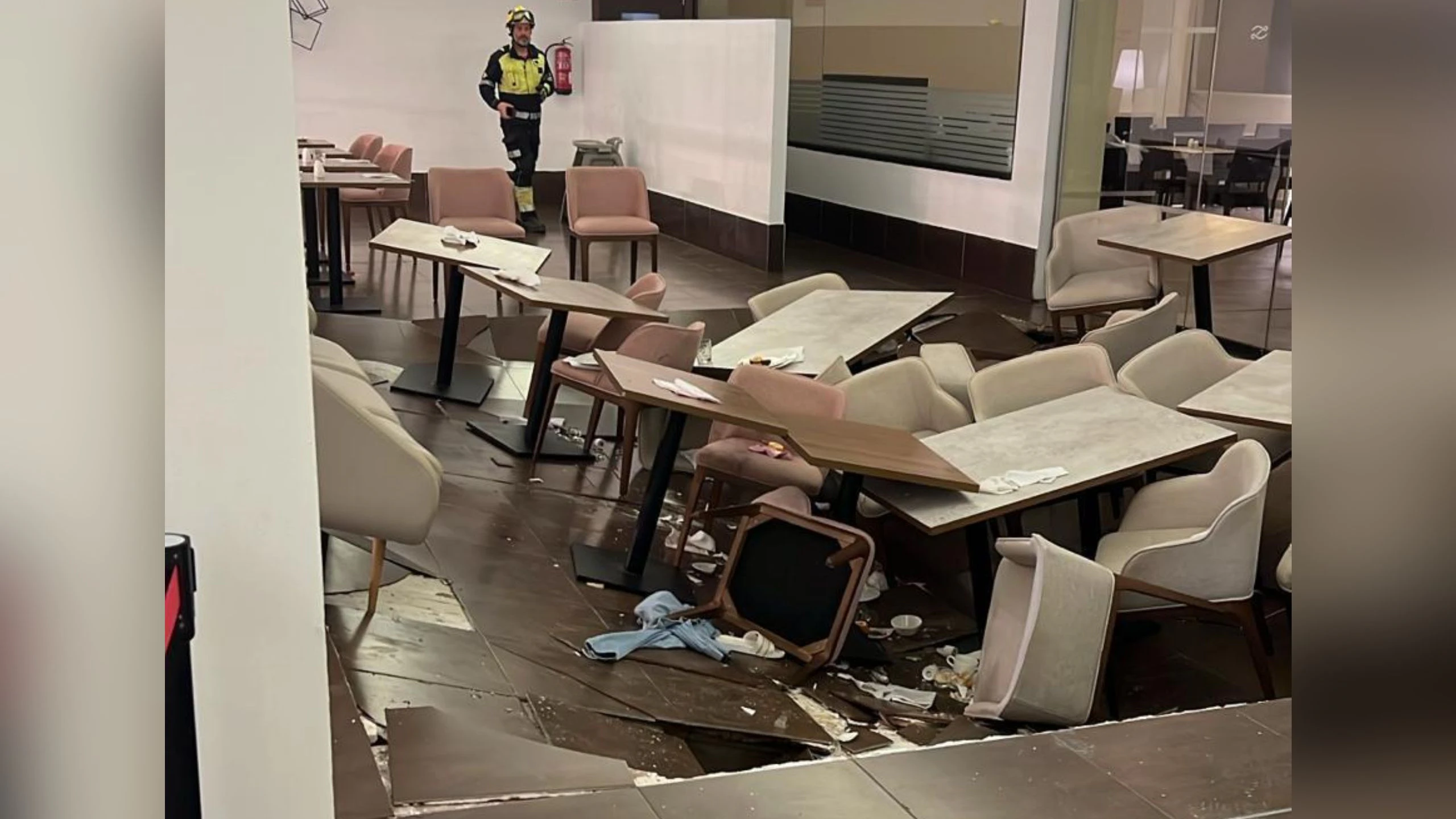 Plötzlich brach der Boden des Speisesaals des Hotel Zafiro Rey Don Jaime auf Mallorca unter den Füßen der Gäste ein.