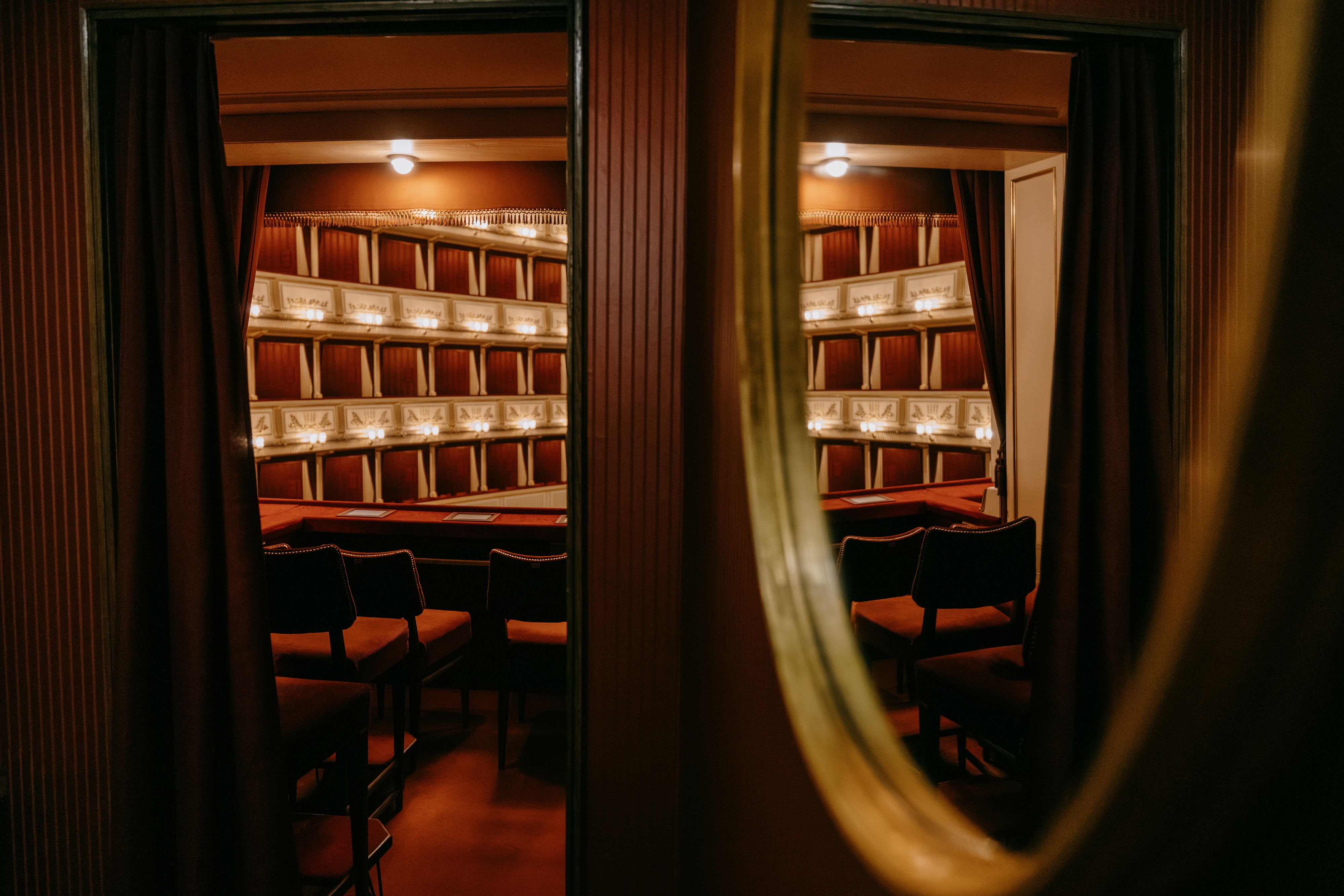 Die Wiener Staatsoper startet mit einem prall gefüllten Programm in die Saison 2026/27 – sechs neue Opernproduktionen, zwei Ballettpremieren und zahlreiche Wiederaufnahmen warten auf das Publikum.