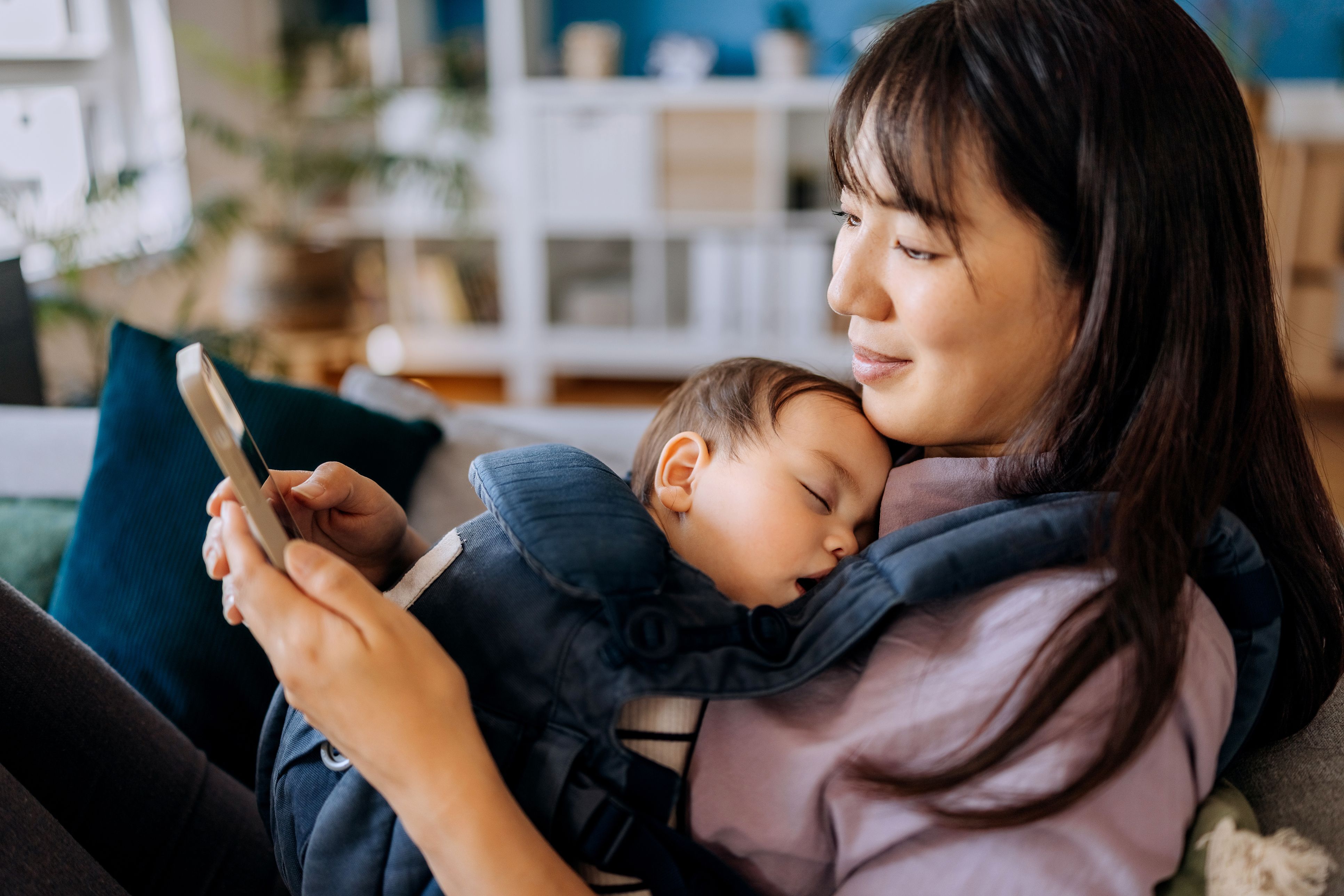 Heute.at - Babytragen: Kann man damit sein Kind in Gefahr bringen?