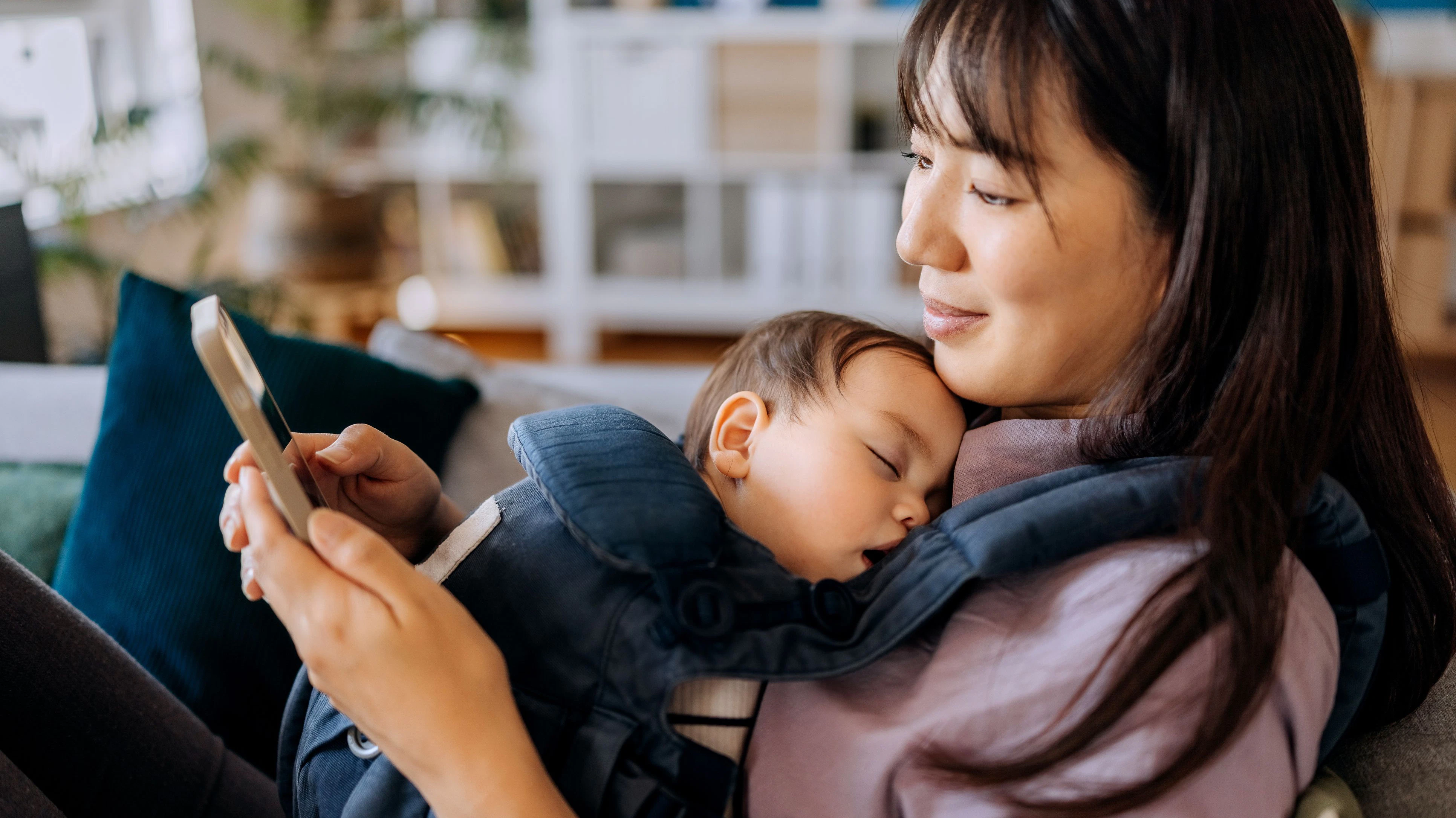 Heute.at - Babytragen: Kann man damit sein Kind in Gefahr bringen?