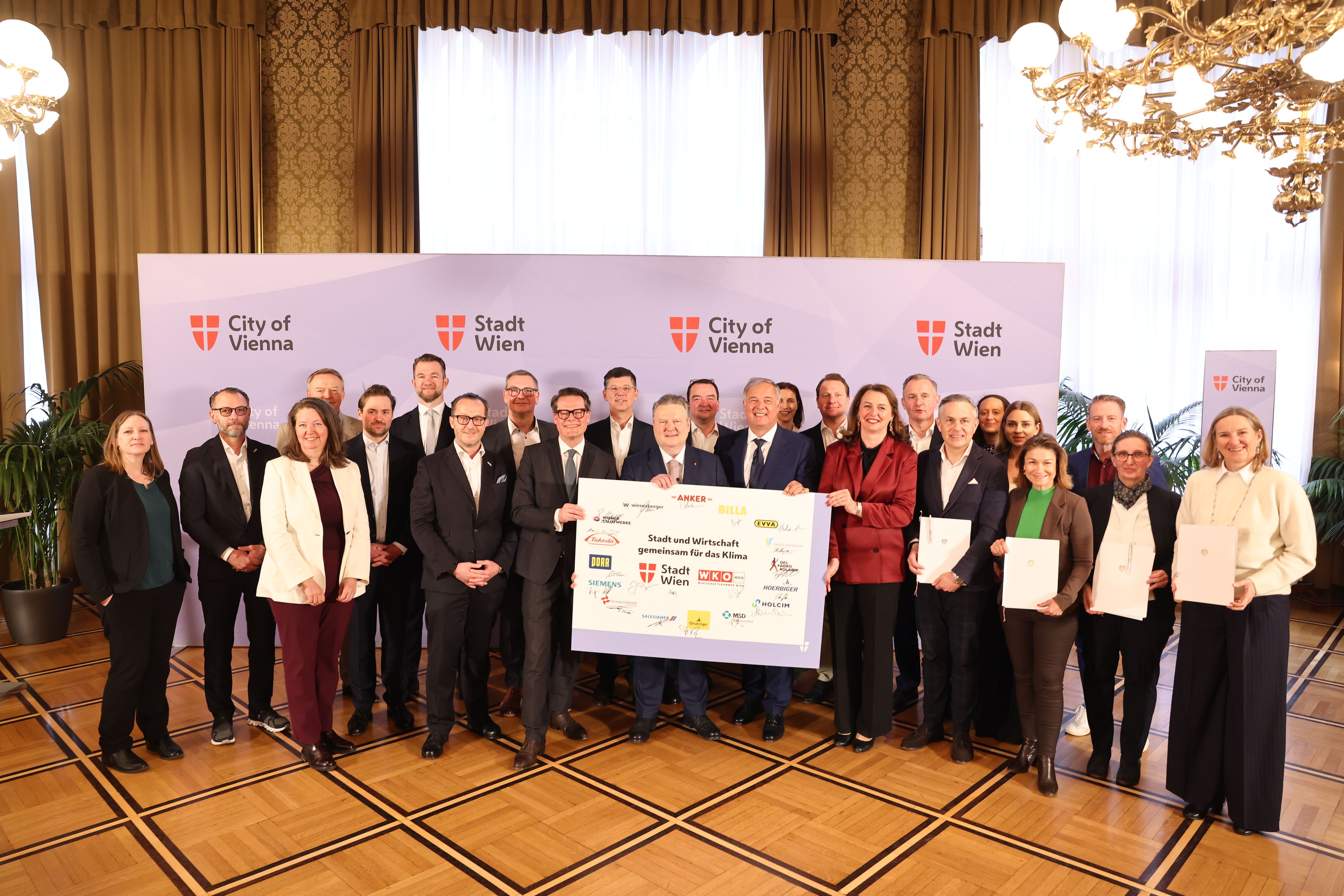 17 heimische Unternehmen unterzeichneten den Klima-Pakt mit der Stadt Wien.