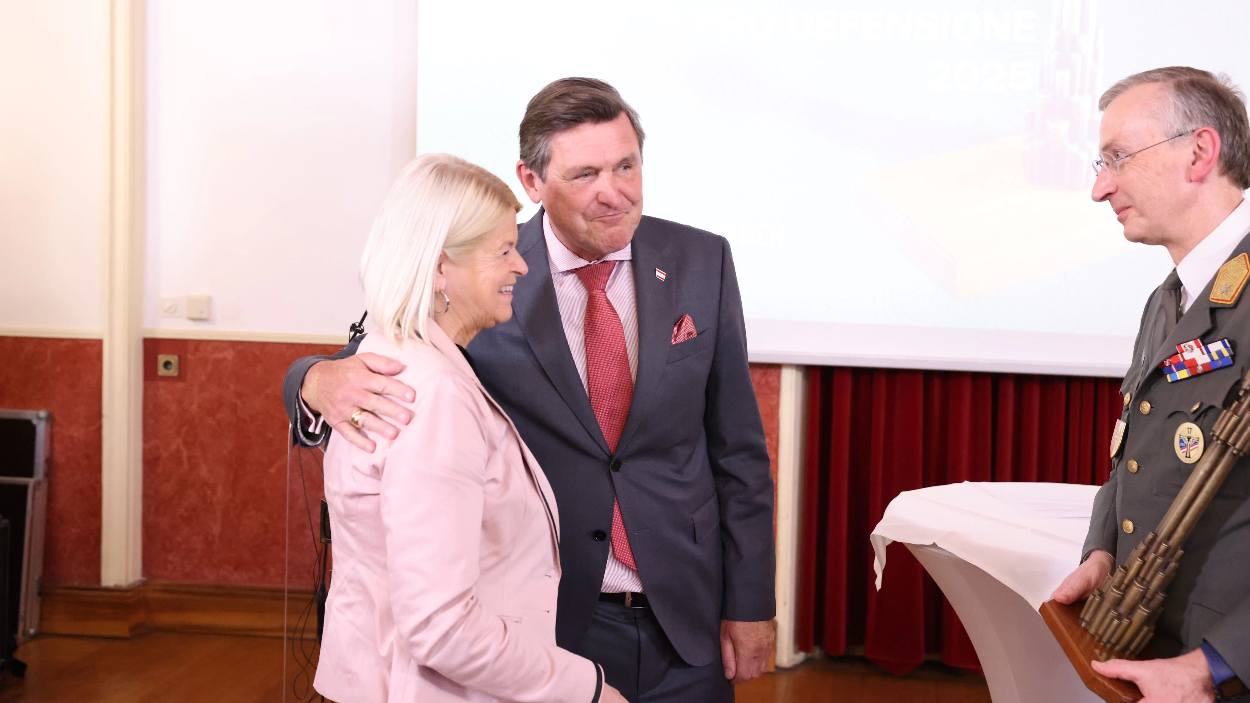 Das ist die Verteidigungsministerin Klaudia Tanner; Herr Feldwebel, die hätte gern ihren Pokal ...