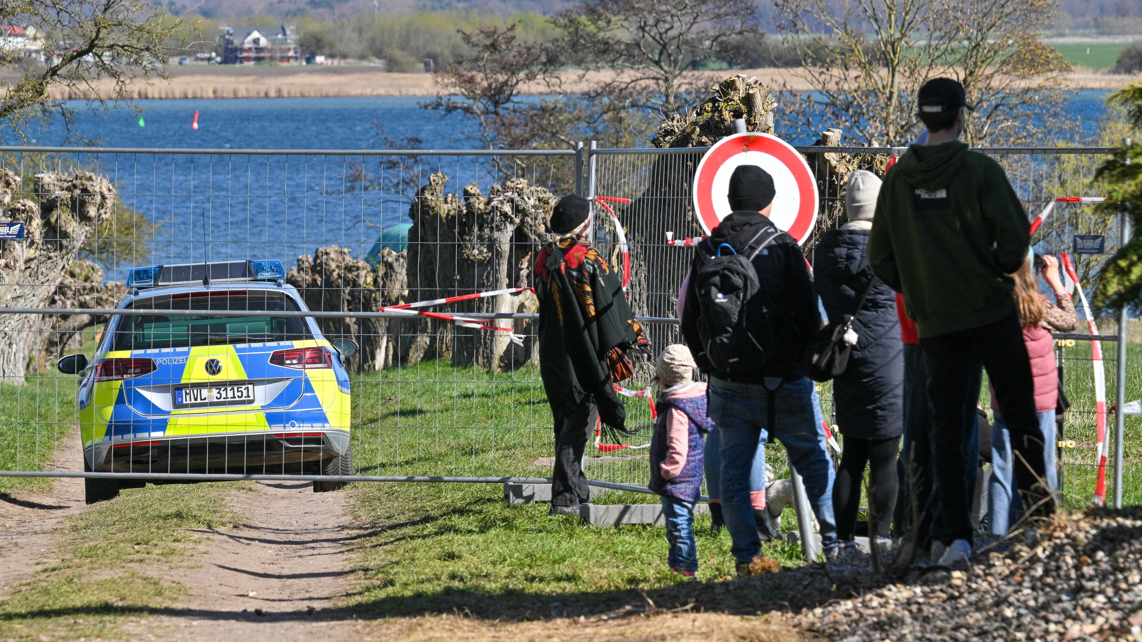 Der vor der Insel Poel in Mecklenburg-Vorpommern gestrandete Wal kann nicht befreit und gerettet werden. Gesundheit, Größe und Gewicht machen eine Bergung unmöglich. Der Wal liegt seit Tagen im Sterben, atmet aber noch. Demonstranten auf der Insel Poel und in Wismar fordern das die Hilfe nicht abgebrochen wird. Der Wal wird Rund um die Uhr von Helfern und der Polizei bewacht. Es wurde eine Sperrzone von 500 Meter um den Wal eingerichtet.