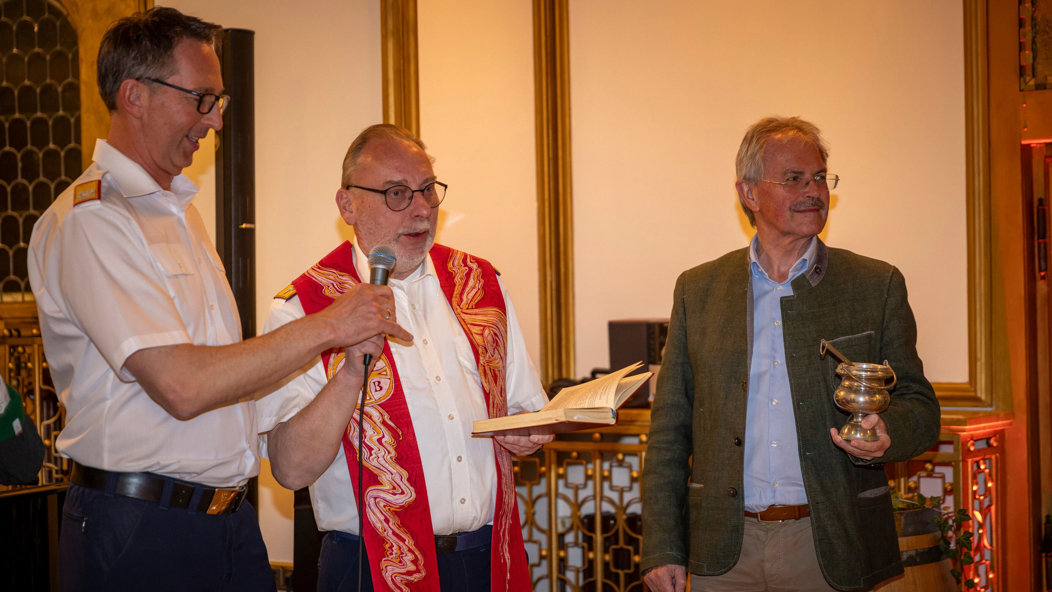Die Segnung des neuen Florianiweins übernahm Landesfeuerwehrkurat Pater Stephan Holpfer