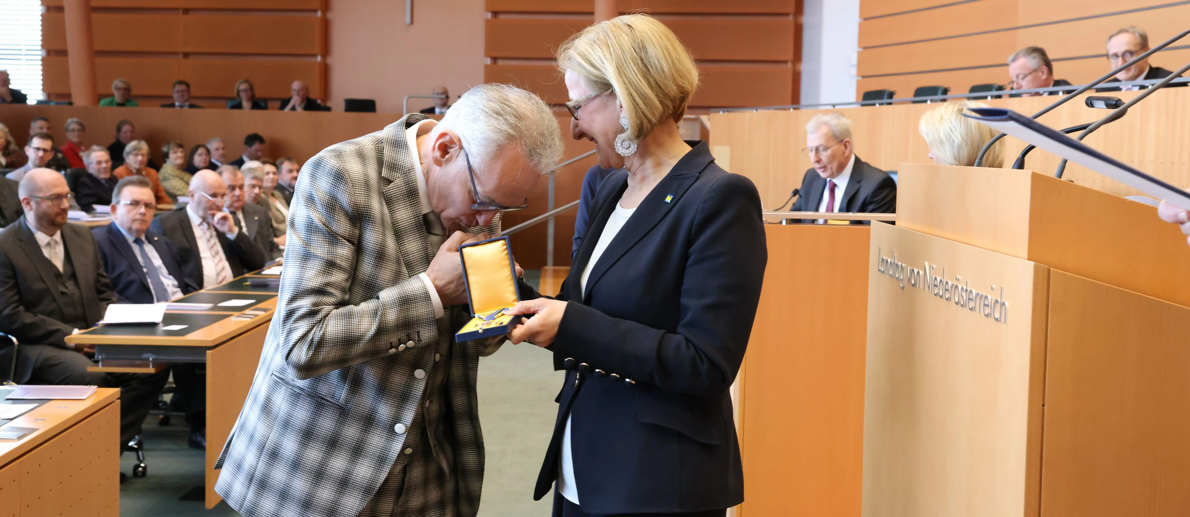 ... Küss die Hand, Frau Landeshauptfrau, das nächste Mal kaufe ich den Anzug wieder bei Versace St. Pölten, schwöre