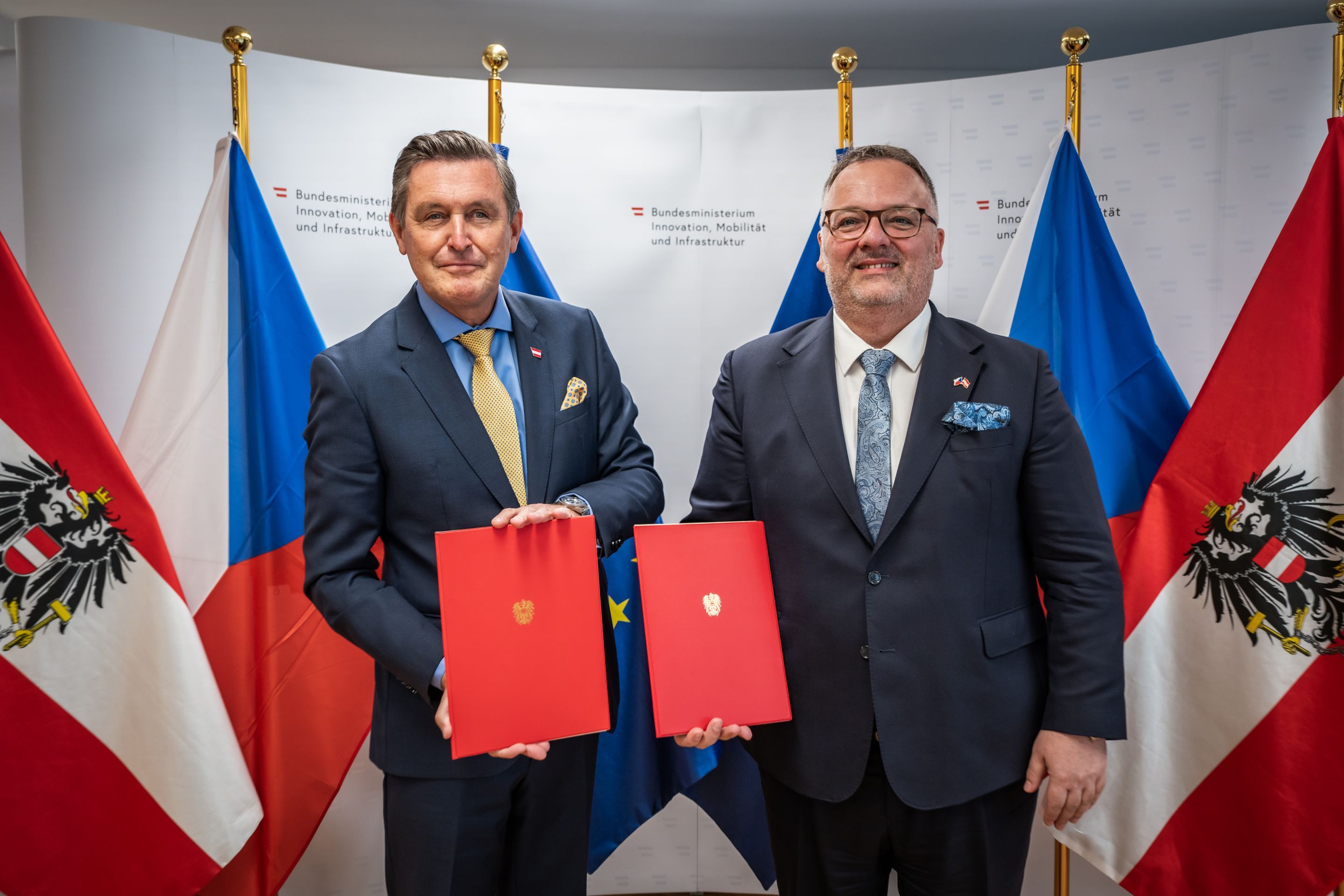 Der österreichische Mobilitätsminister Peter Hanke und der tschechische Verkehrsminister Ivan Bednárik.