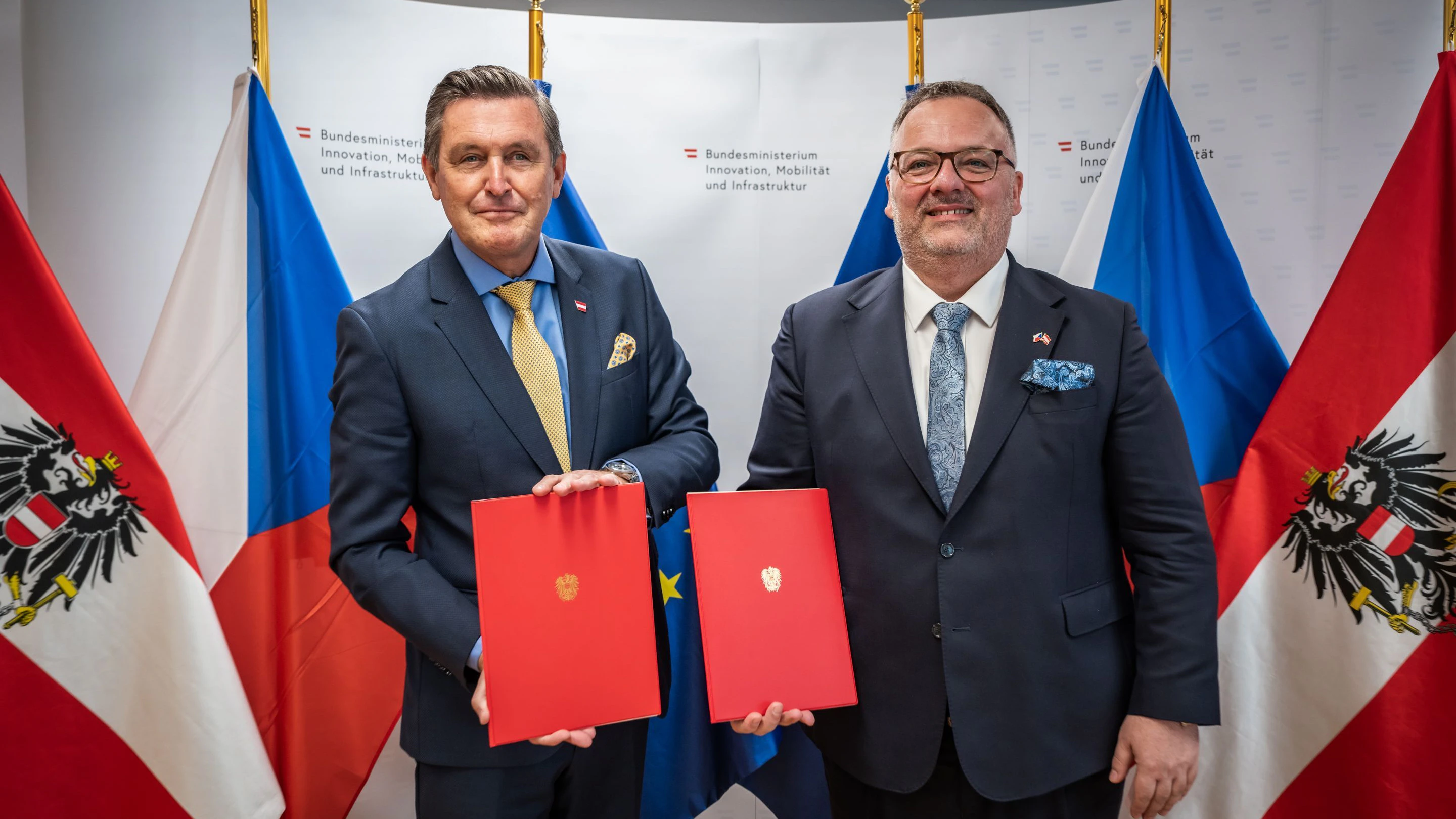 Der österreichische Mobilitätsminister Peter Hanke und der tschechische Verkehrsminister Ivan Bednárik.