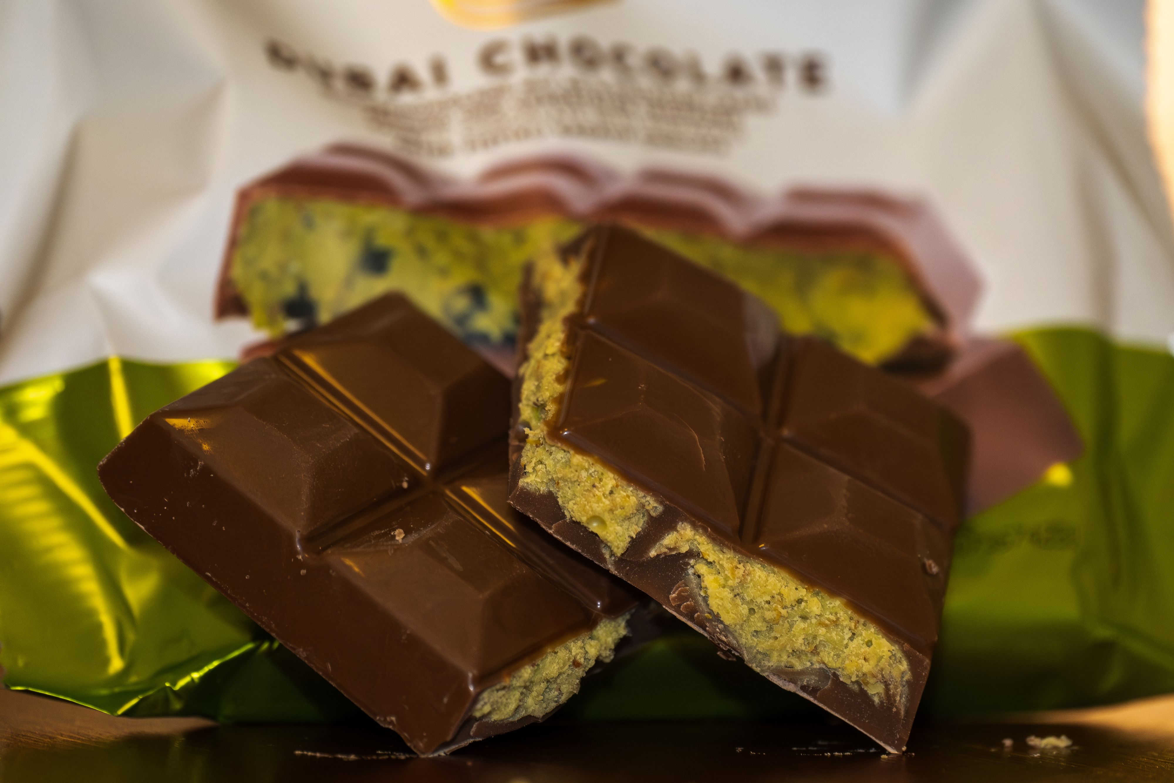 Dubai-Schokolade zeichnet sich durch eine extrem knusprige Füllung aus gerösteten Kadayif-Teigfäden (Engelshaar) und cremiger Pistazienpaste aus.