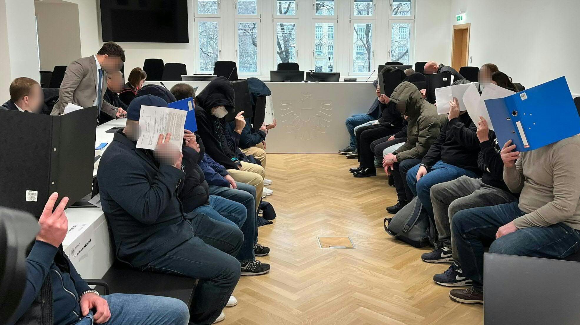 Die Angeklagten am ersten Prozesstag der Platzstürmer-Prozesse.