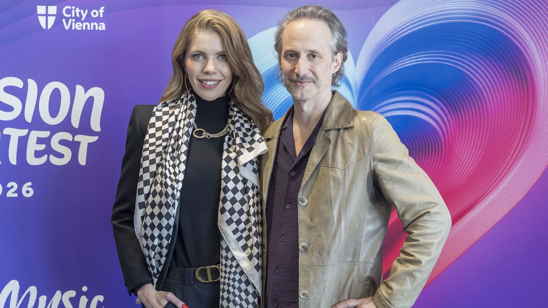 Die ESC-Moderatoren Victoria Swarovski und Michael Ostrowski sind voll der Vorfreude.