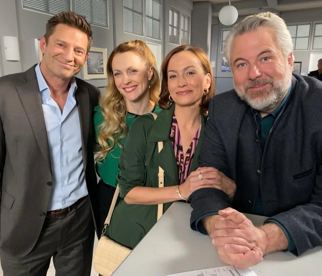 Natalie Alison (2. v. l.) mit ihren Co-Stars von 