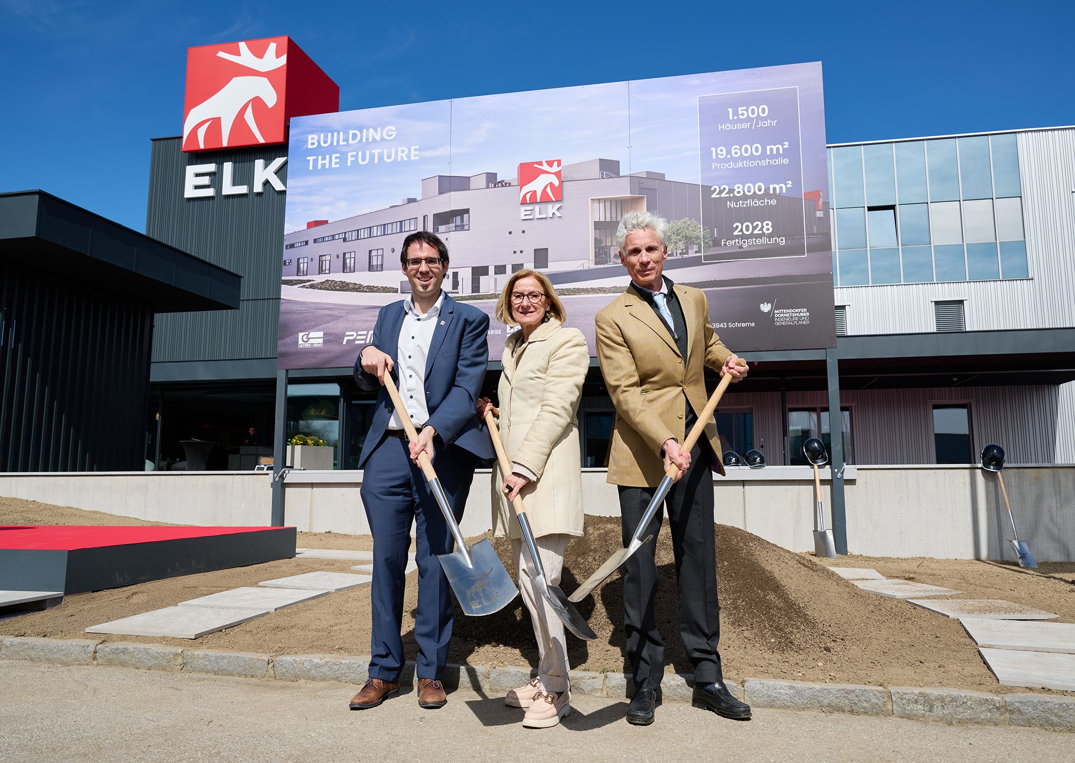 Bürgermeister David Süß, Landeshauptfrau Johanna Mikl-Leitner und Elk CEO Matthias Calice (v.l.n.r.) bei der Spatenstichfeier in Schrems