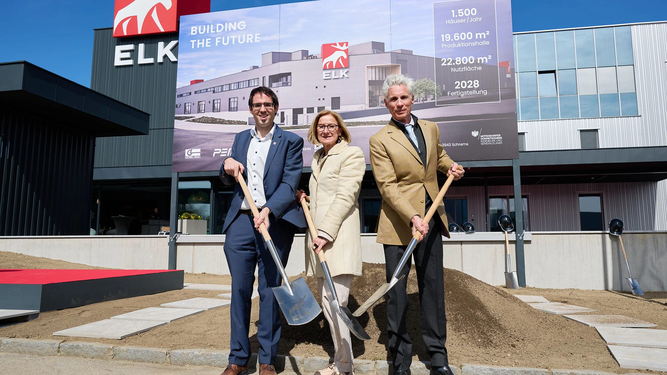 Bürgermeister David Süß, Landeshauptfrau Johanna Mikl-Leitner und Elk CEO Matthias Calice (v.l.n.r.) bei der Spatenstichfeier in Schrems