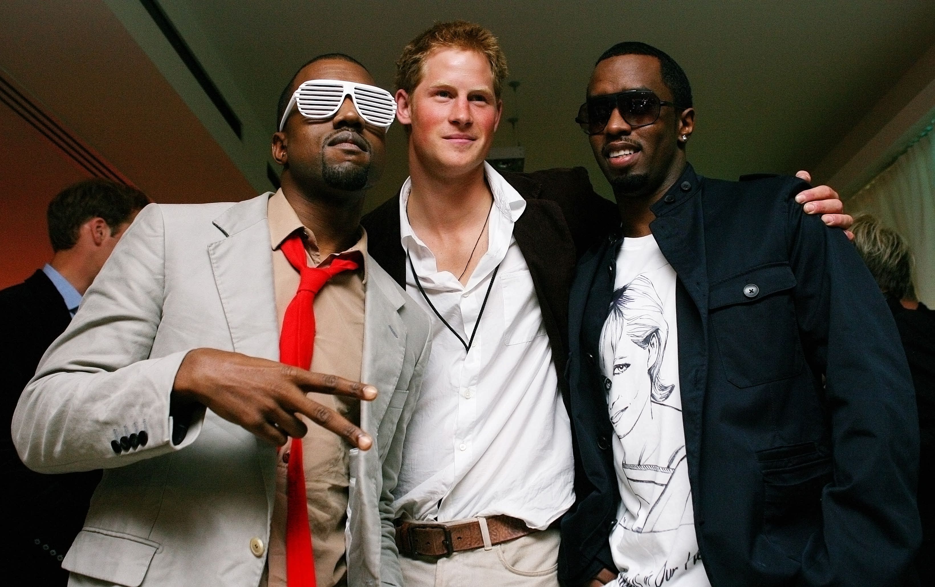 Kanye West (l.) posiert mit Prinz Harry und P. Diddy bei einer Backstage-Party nach dem Gedenkkonzert zu Ehren von Prinzessin Diana  im Wembley-Stadion in London am 1. Juli 2007.