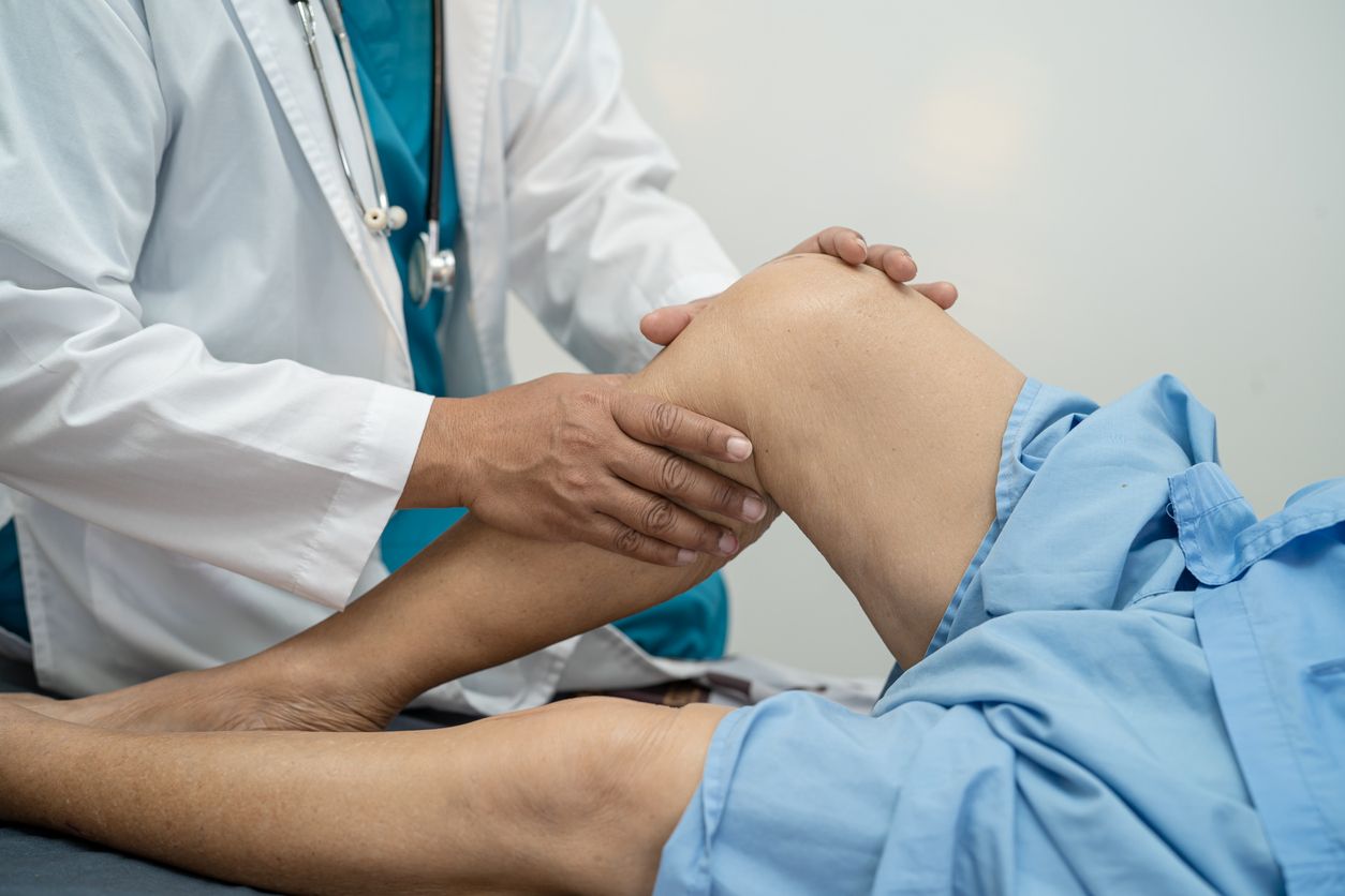 Auf eine Knie-OP müssen Patienten in OÖ im schlimmsten Fall schon über 100 Wochen warten. (Symbolbild)