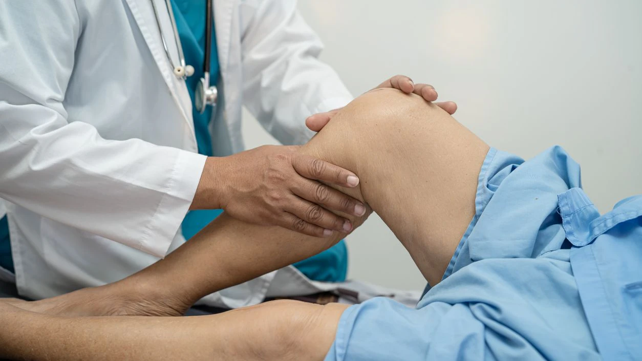 Auf eine Knie-OP müssen Patienten in OÖ im schlimmsten Fall schon über 100 Wochen warten. (Symbolbild)