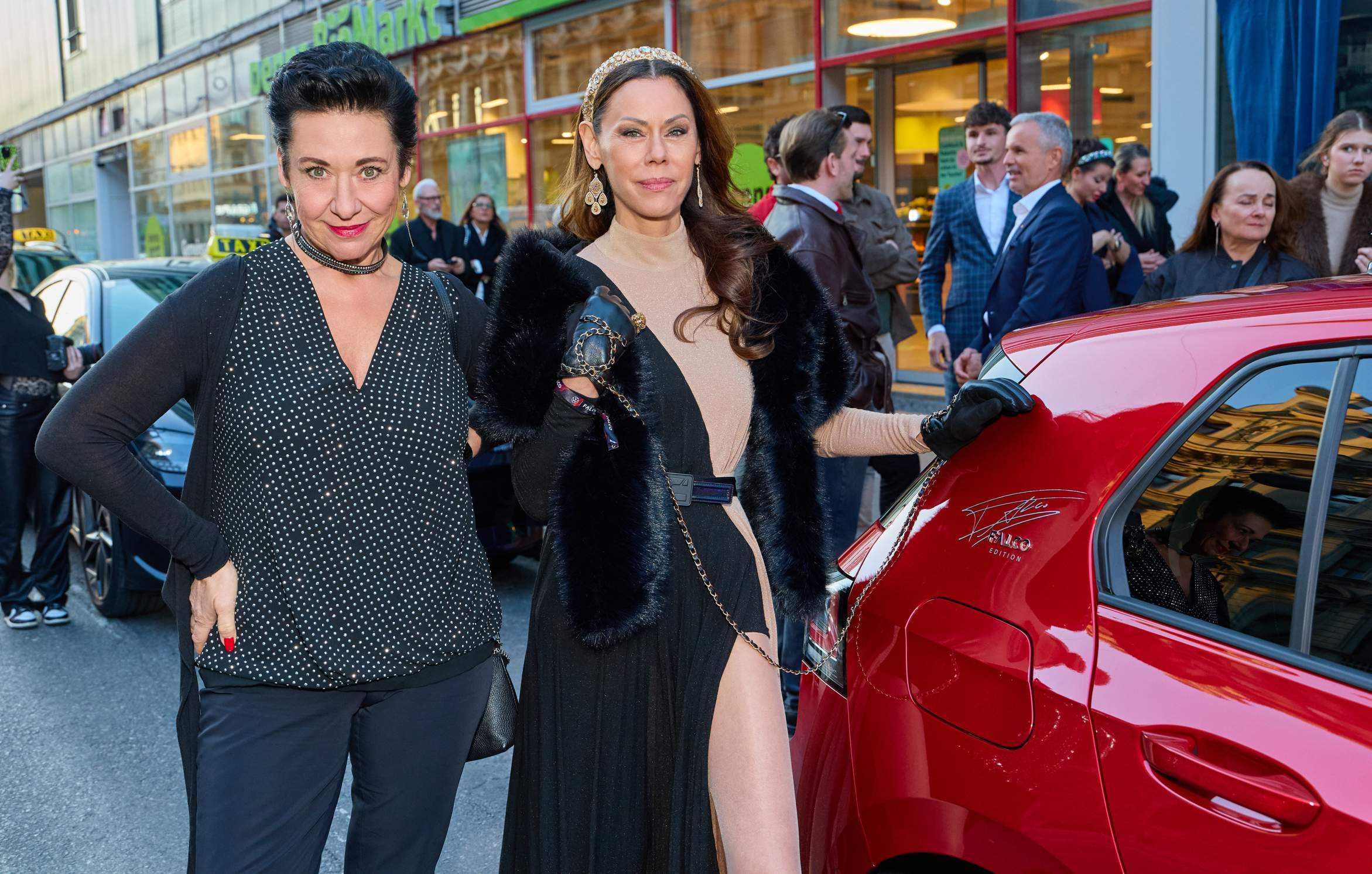 Andrea Händler mit Falco-Ex-Freundin Caroline Perron mit dem neuen Falco Golf.