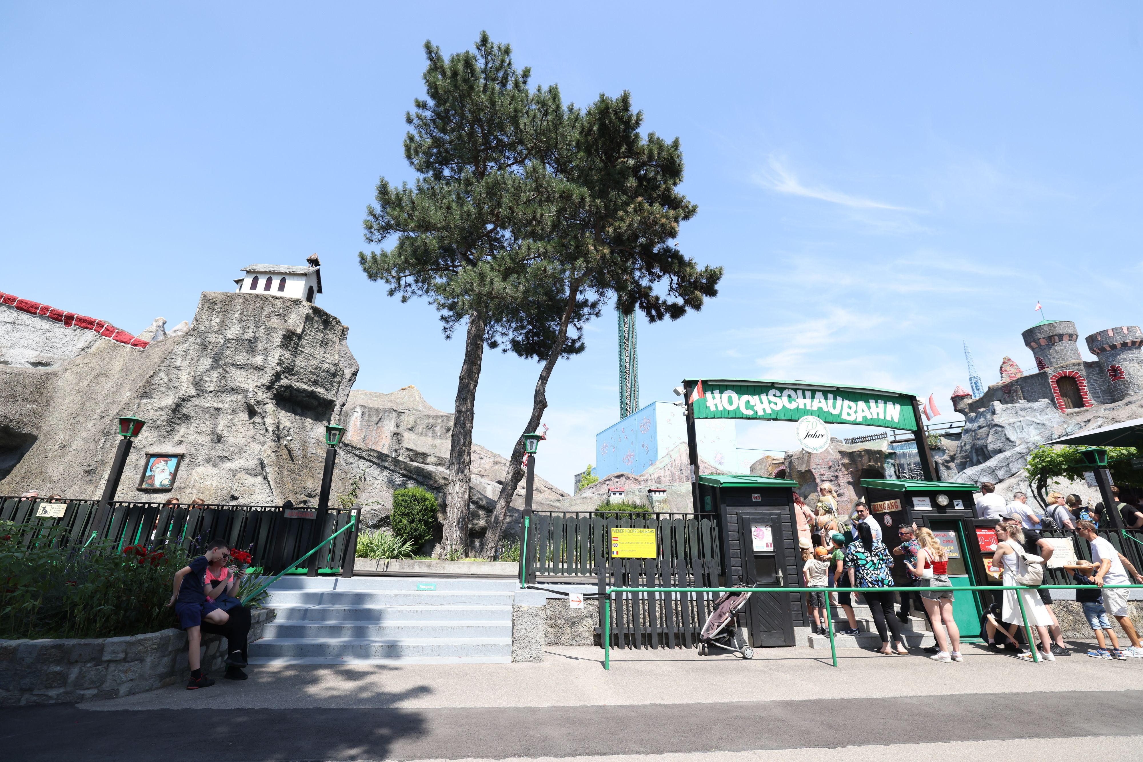 Die Hochschaubahn im Wiener Prater ist am Samstag entgleist. Es gab mehrere Verletzte.
