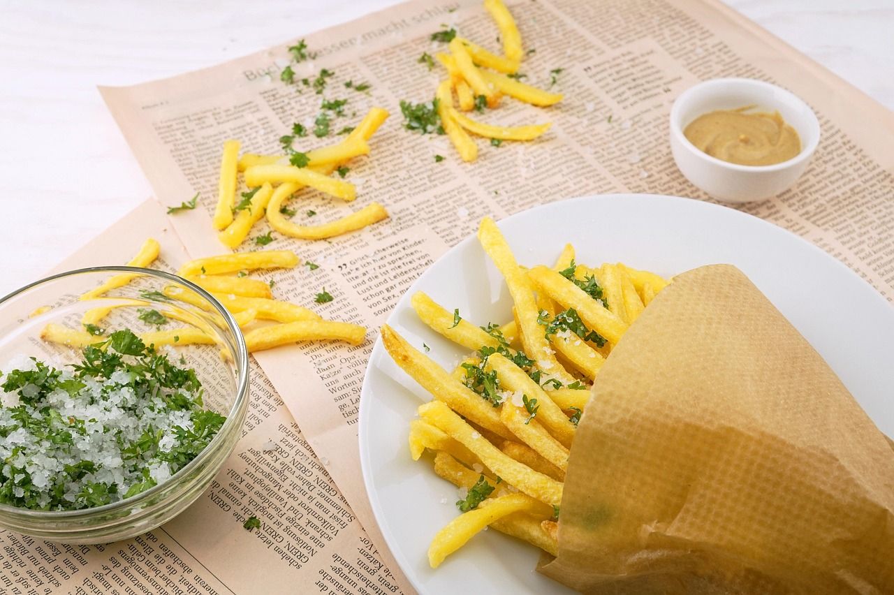 Perfekt frittierte französische Fritten mit Kräutern