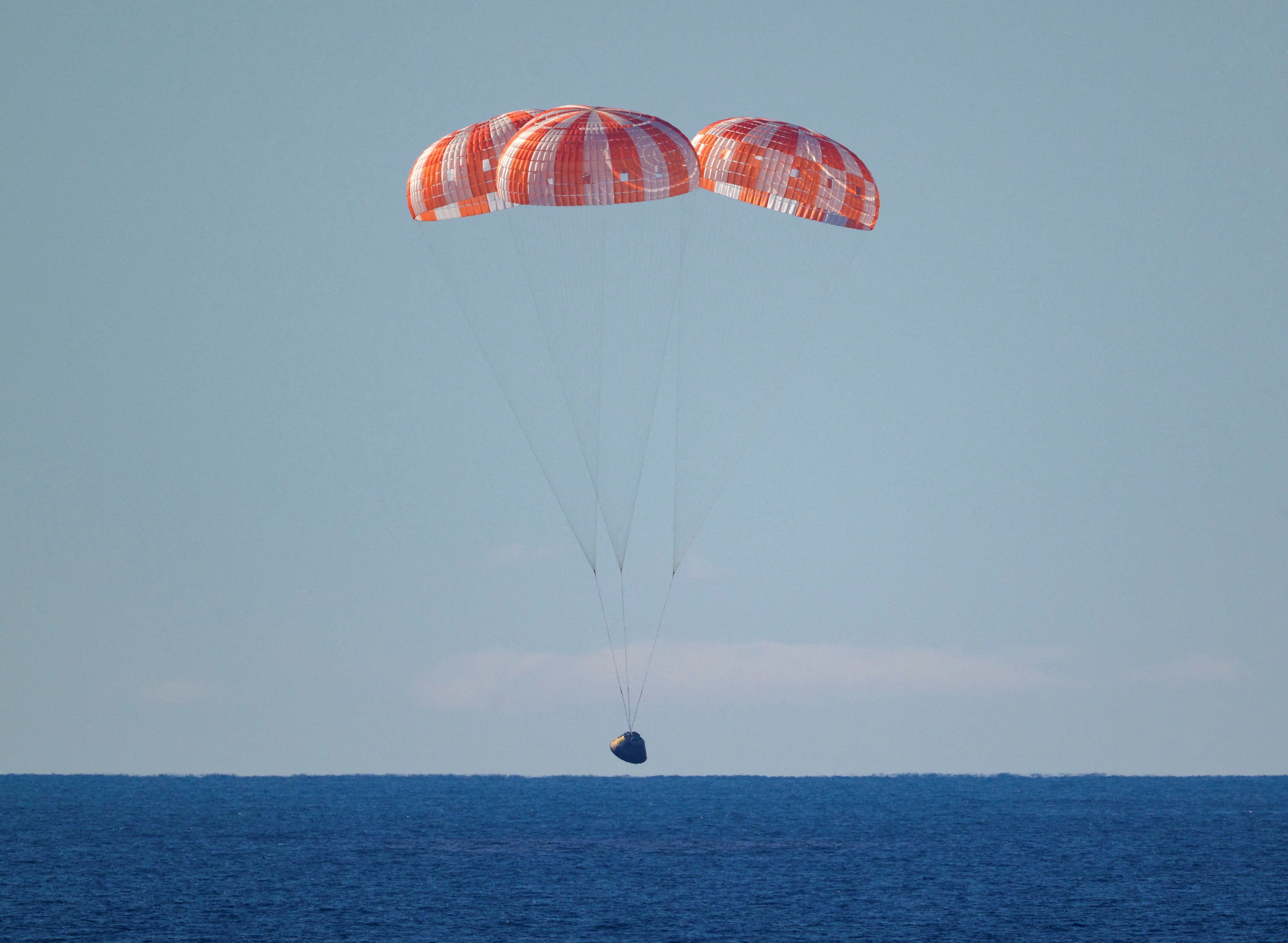 Nach erfolgreicher Mond-Umrundung kehrt die Artemis-2-Crew sicher zurück und ebnet den Weg für künftige bemannte Missionen.