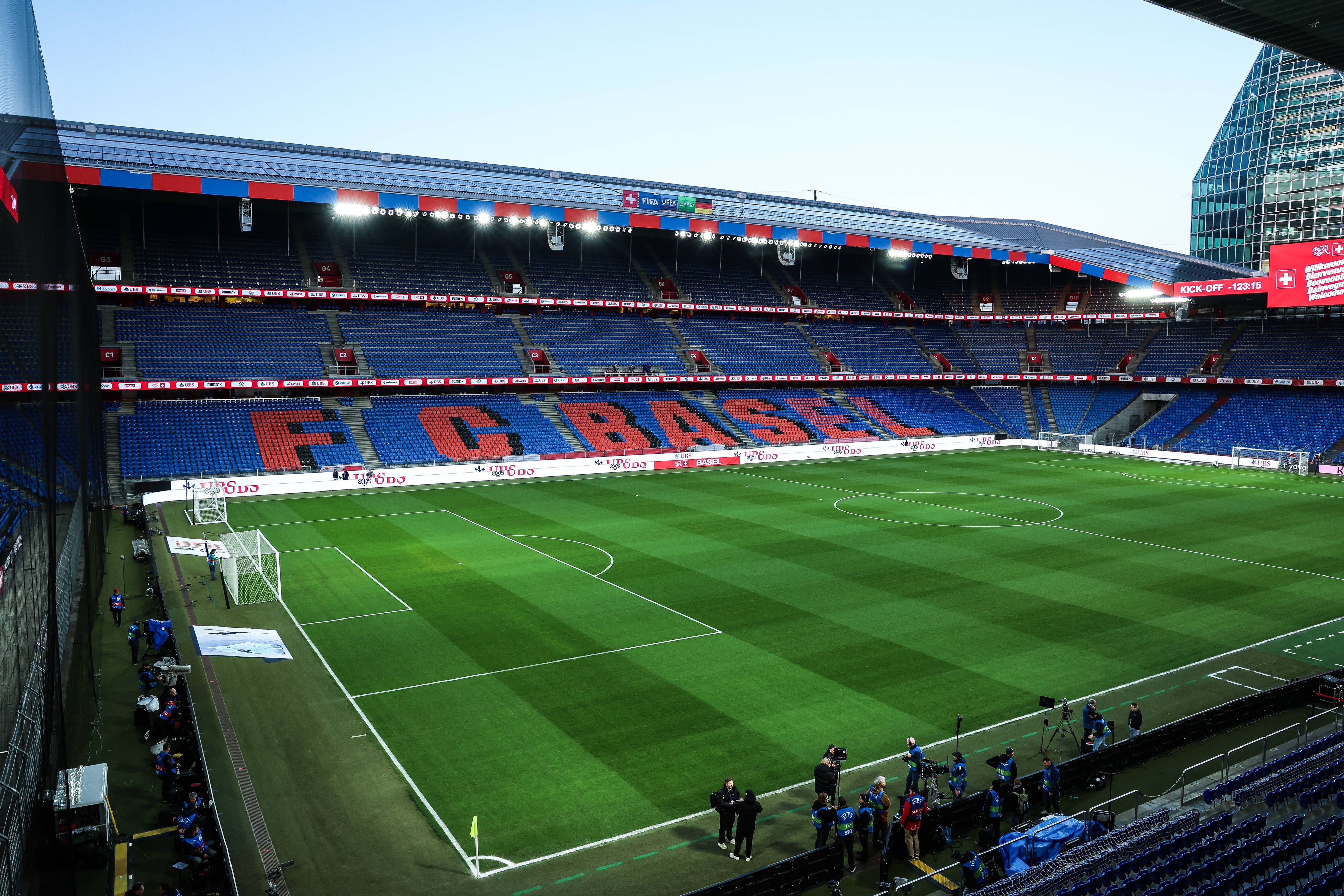 Ein Brand im Kabinentragt des FC Basel sorgt für eine Spielabsage. 