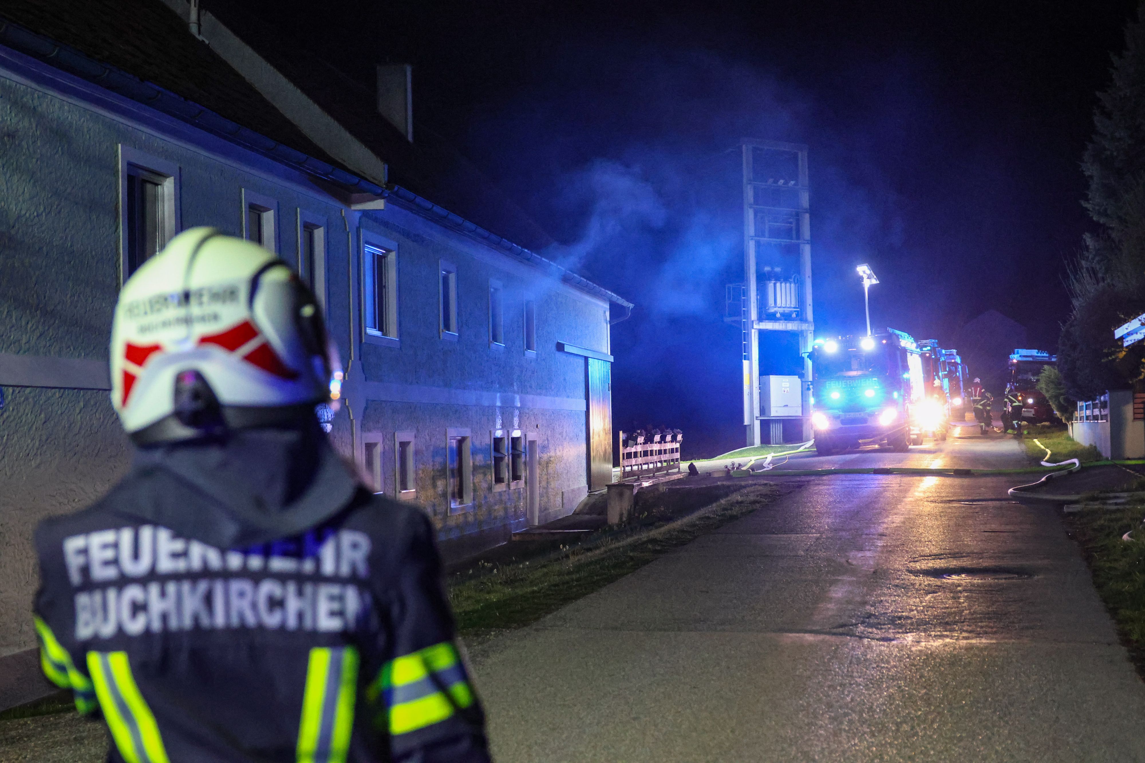 Insgesamt standen schließlich fünf Feuerwehren, der Rettungsdienst und die Polizei im Einsatz.