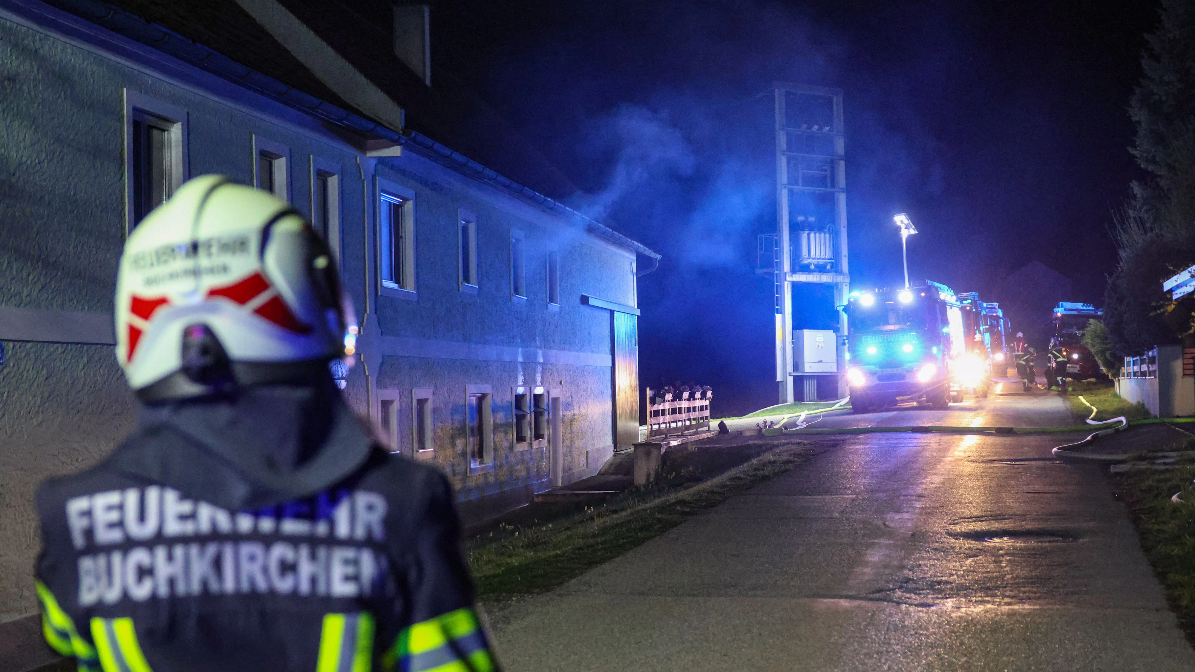 Insgesamt standen schließlich fünf Feuerwehren, der Rettungsdienst und die Polizei im Einsatz.