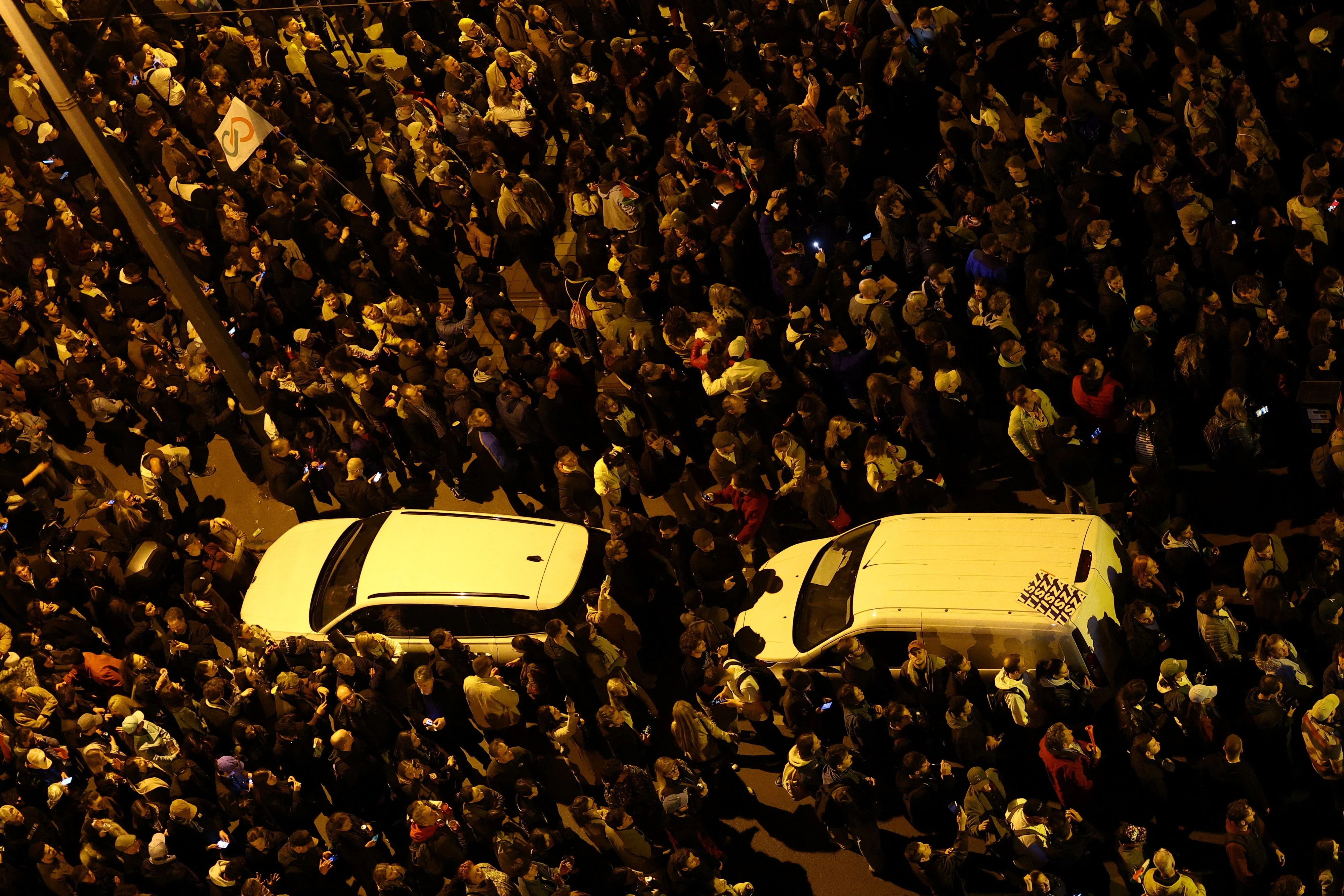 Das Auto mit Wahlsieger Peter Magyar musste sich den Weg durch die Menge bahnen