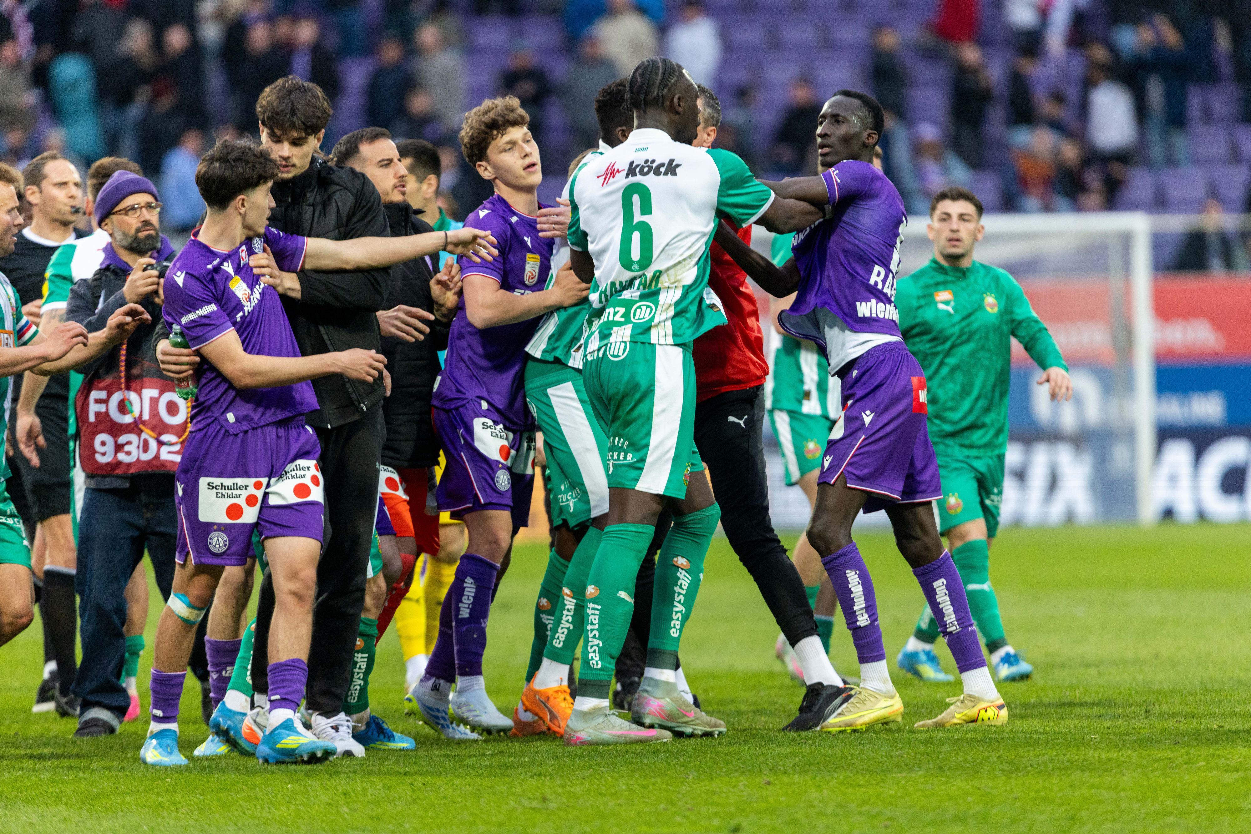 Nach dem Schlusspfiff kam es auf dem Feld zu einer Rudelbildung.