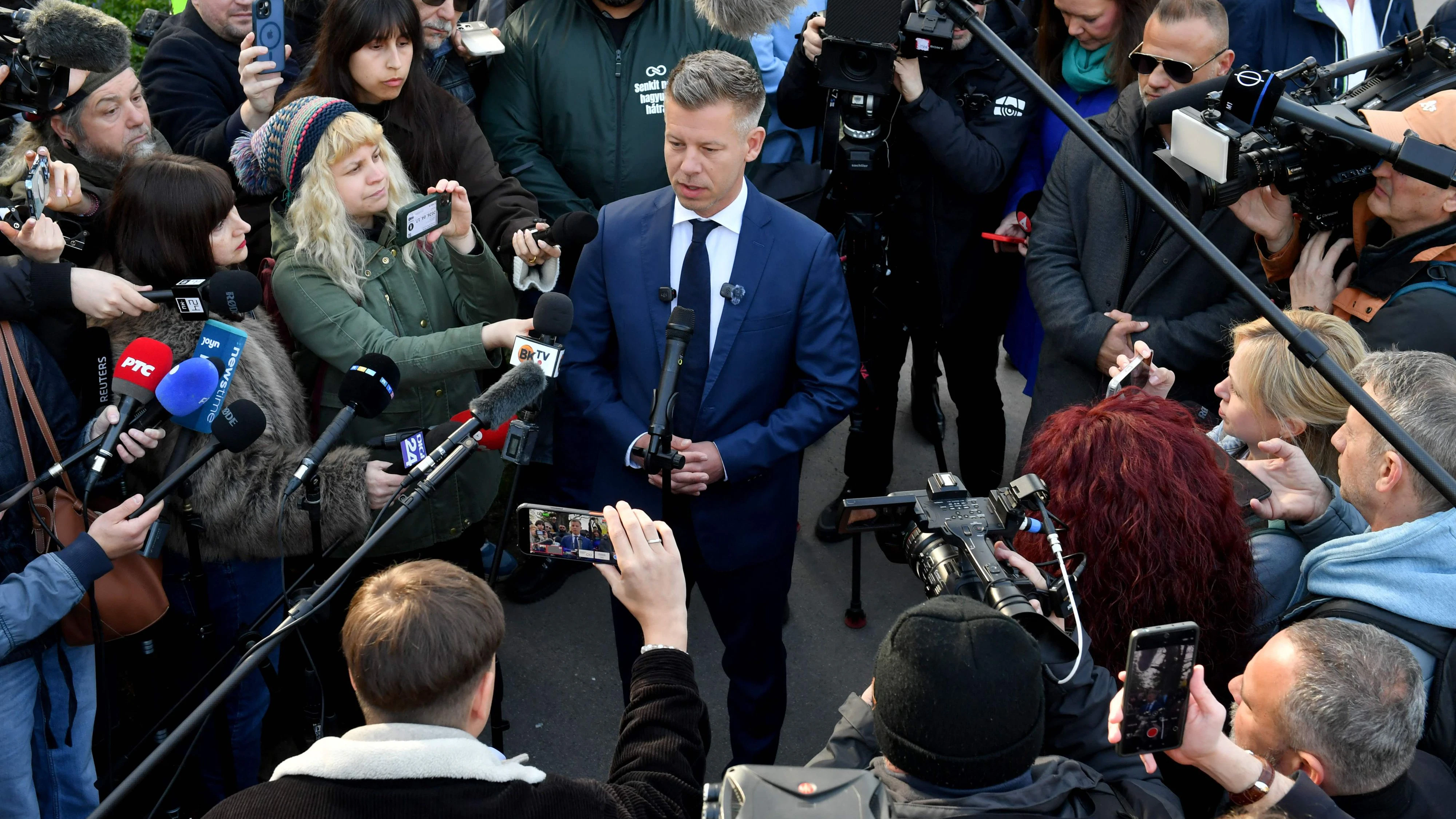 Herausforderer Peter Magyar hat unter großen Medieninteresse seine Stimme für die Parlamentswahl in Ungarn abgegeben. 