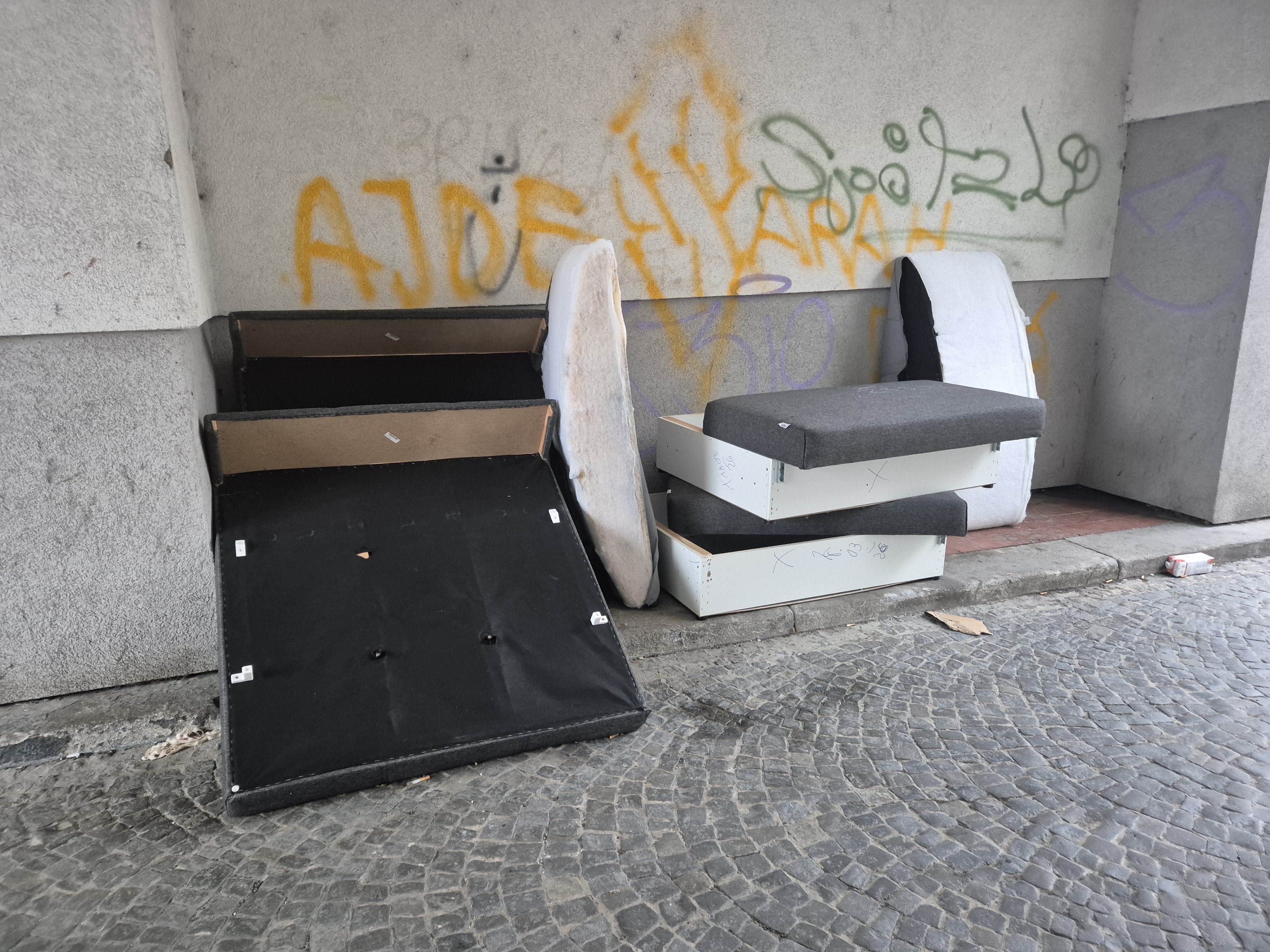 Heute.at - Sitzgarnitur versperrt Weg!: Müllchaos in Gemeindebau