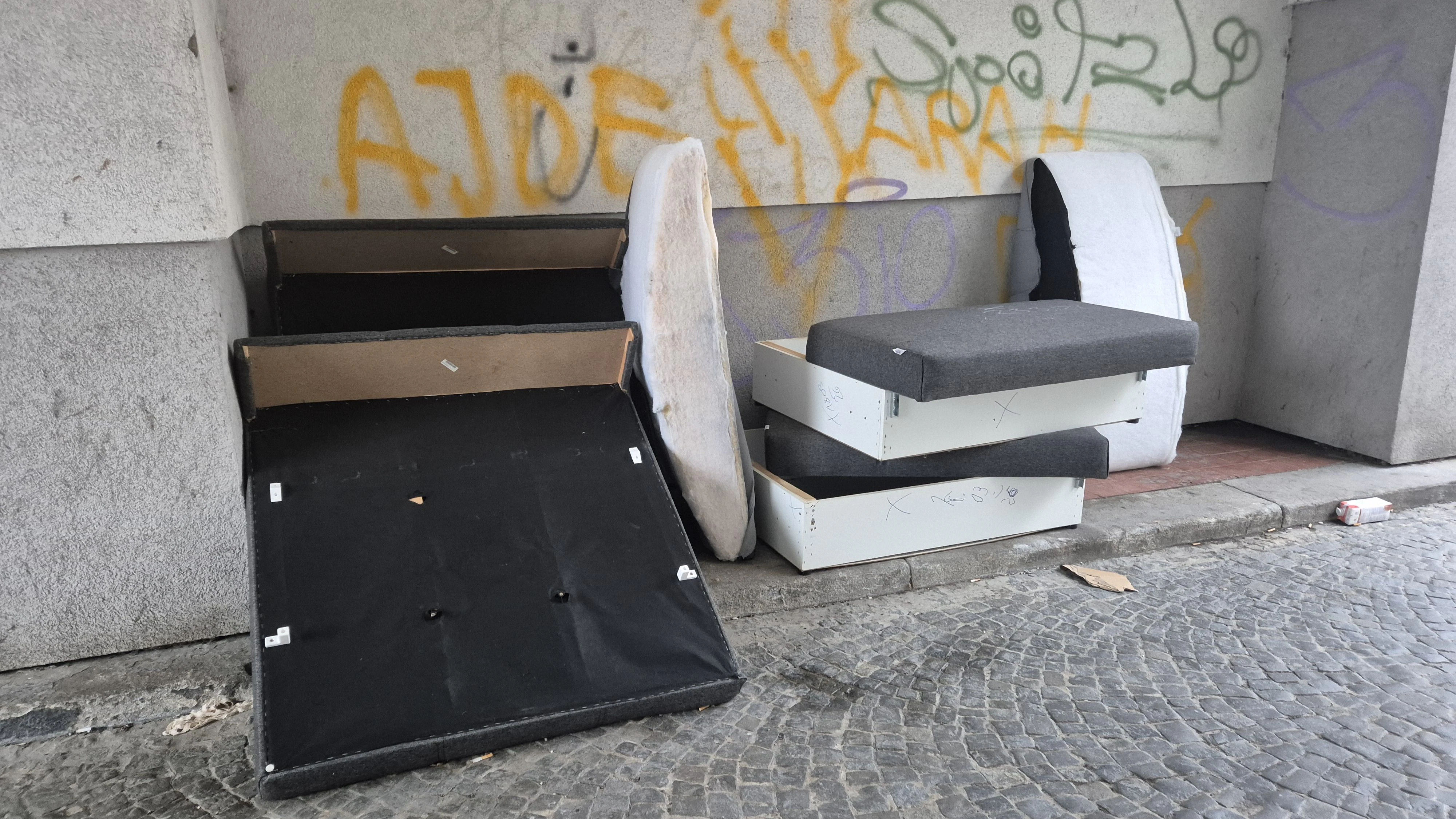 Heute.at - Sitzgarnitur versperrt Weg!: Müllchaos in Gemeindebau