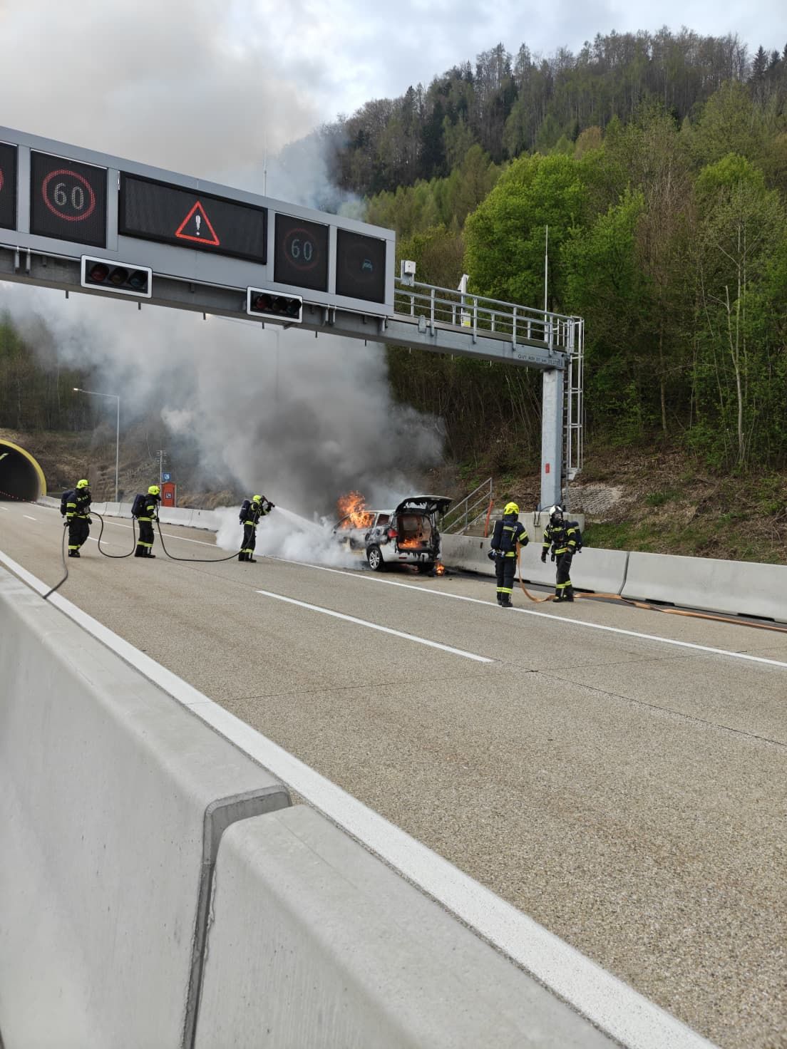 Als die ersten Feuerwehrleute eintrafen, stand das Auto bereits in Vollbrand. Zwei Atemschutztrupps gingen sofort zum Löschangriff über, um ein Ausbreiten der Flammen zu verhindern.