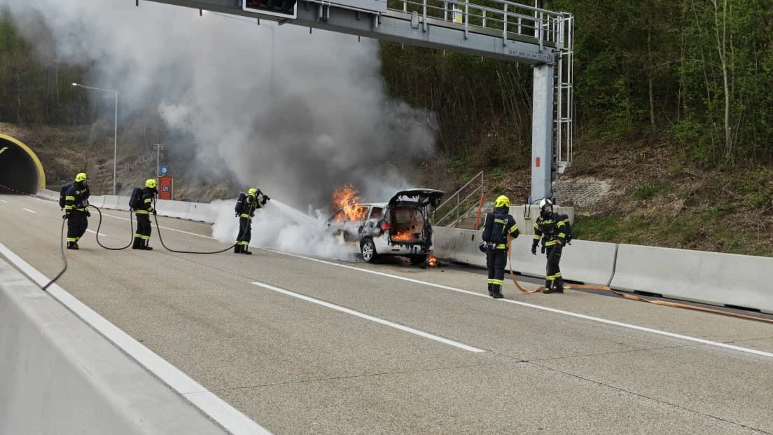 Als die ersten Feuerwehrleute eintrafen, stand das Auto bereits in Vollbrand. Zwei Atemschutztrupps gingen sofort zum Löschangriff über, um ein Ausbreiten der Flammen zu verhindern.