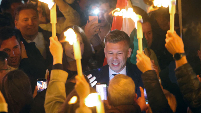 Es war ein Erdrutschsieg: Nach 16 Jahren an der Macht wurde Viktor Orbán am Sonntag in Ungarn abgewählt. Herausforderer Péter Magyar holte sich eine Zweidrittel-Mehrheit und kann nun Reformen angehen. Das offizielle Europa jubelt, Ungarn macht Party.