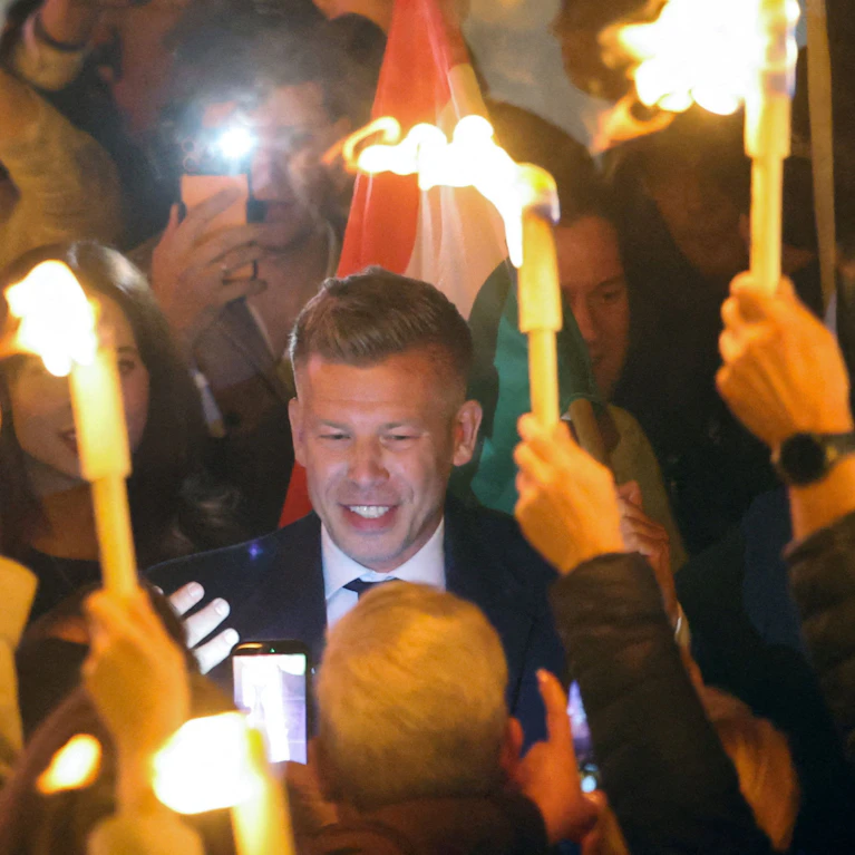 Es war ein Erdrutschsieg: Nach 16 Jahren an der Macht wurde Viktor Orbán am Sonntag in Ungarn abgewählt. Herausforderer Péter Magyar holte sich eine Zweidrittel-Mehrheit und kann nun Reformen angehen. Das offizielle Europa jubelt, Ungarn macht Party.